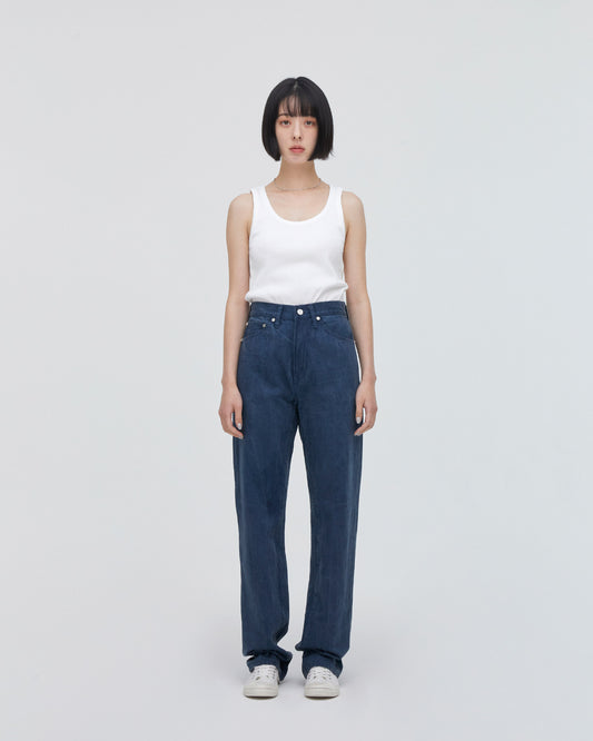 High-Waist Straight MODEL<br>フロントフィットスタイル<br>股下にスッキリと美しい三角形が見えるようにマチを施し立体的に仕上げています。