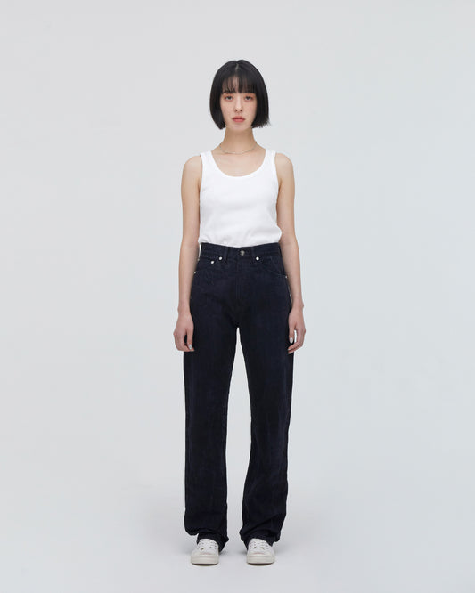 High-Waist Straight MODEL<br>フロントフィットスタイル<br>股下にスッキリと美しい三角形が見えるようにマチを施し立体的に仕上げています。