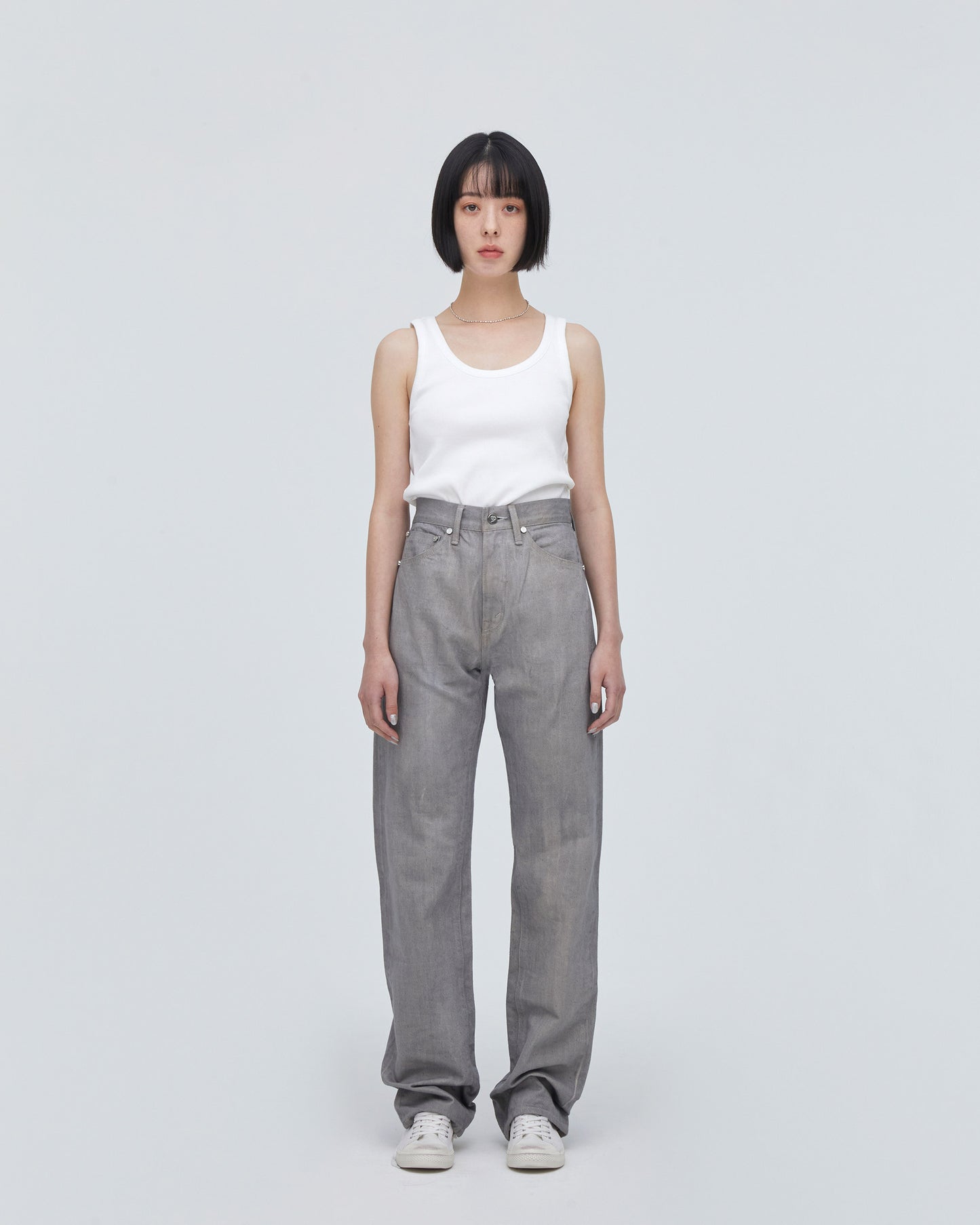 High-Waist Straight MODEL<br>フロントフィットスタイル<br>股下にスッキリと美しい三角形が見えるようにマチを施し立体的に仕上げています。