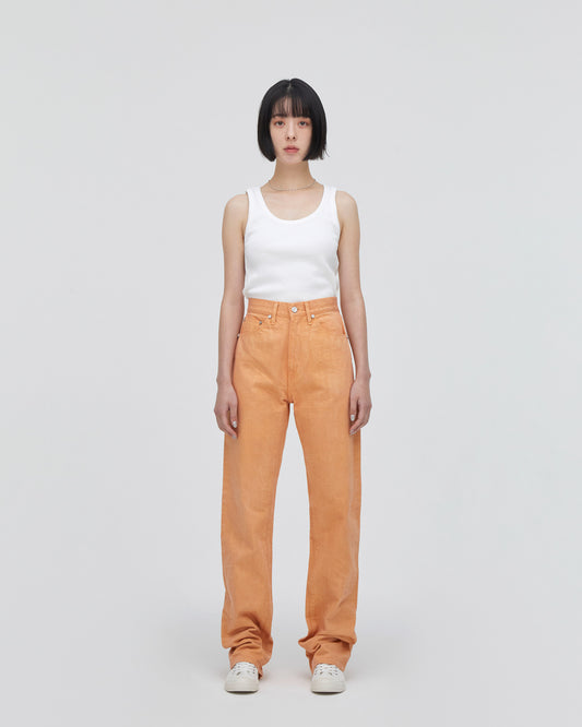 High-Waist Straight MODEL<br>フロントフィットスタイル<br>股下にスッキリと美しい三角形が見えるようにマチを施し立体的に仕上げています。