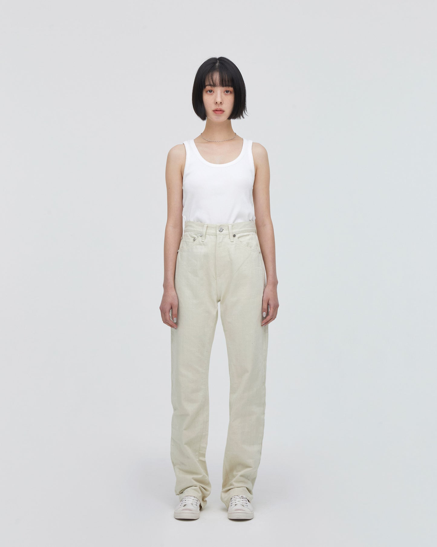 High-Waist Straight MODEL<br>フロントフィットスタイル<br>股下にスッキリと美しい三角形が見えるようにマチを施し立体的に仕上げています。