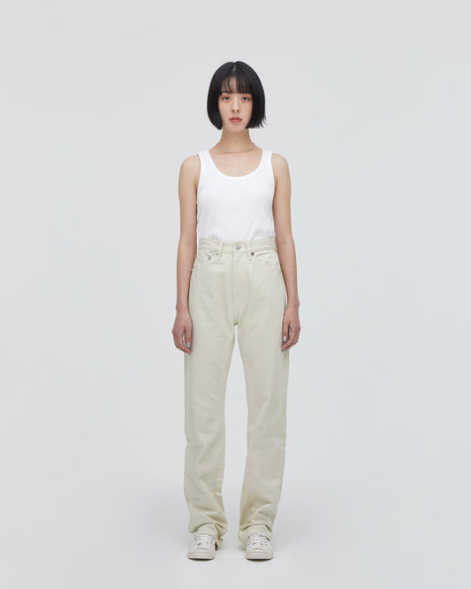 High-Waist Straight MODEL<br>フロントフィットスタイル<br>股下にスッキリと美しい三角形が見えるようにマチを施し立体的に仕上げています。