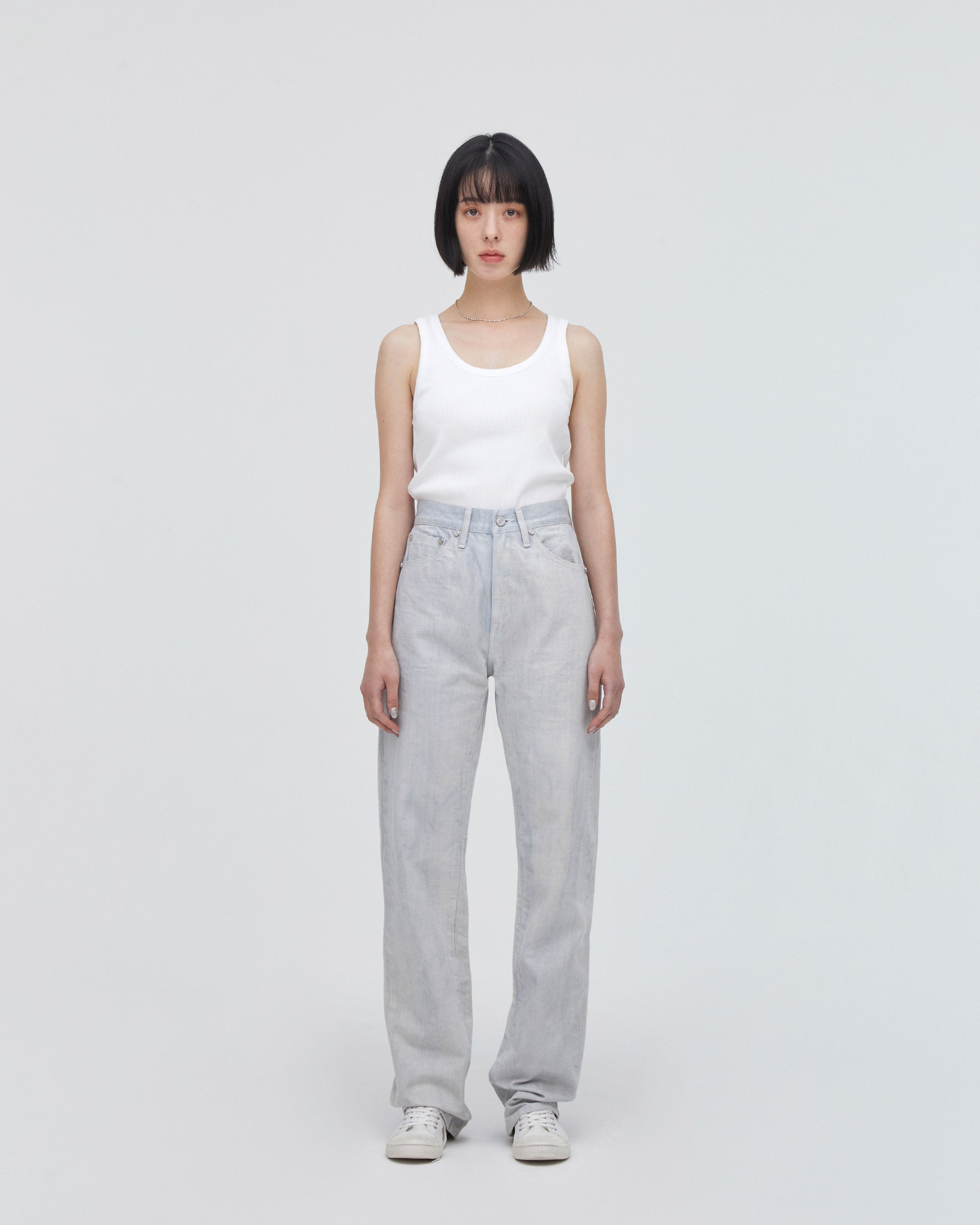 High-Waist Straight MODEL<br>フロントフィットスタイル<br>股下にスッキリと美しい三角形が見えるようにマチを施し立体的に仕上げています。