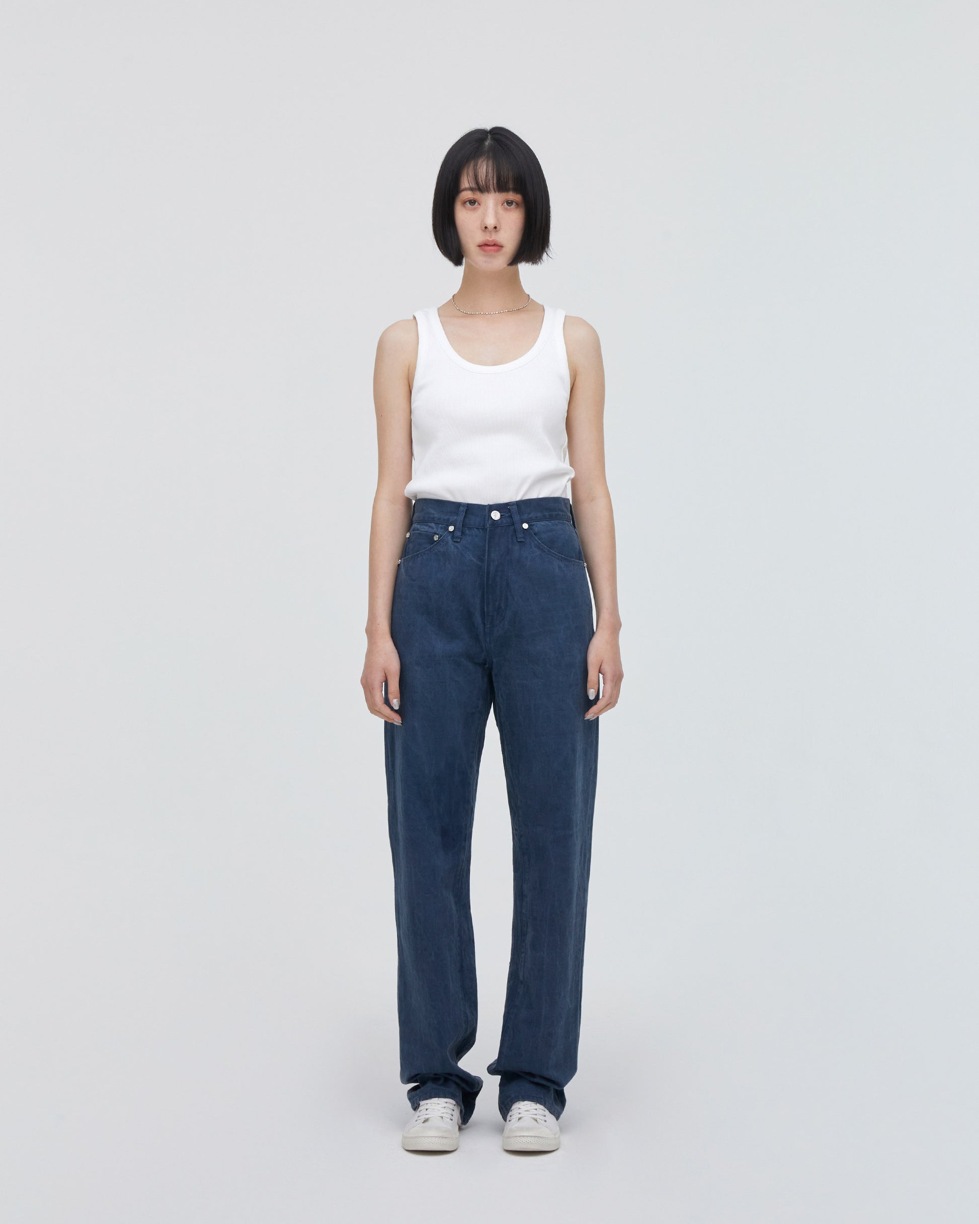 High-Waist Straight MODEL<br>フロントフィットスタイル<br>股下にスッキリと美しい三角形が見えるようにマチを施し立体的に仕上げています。