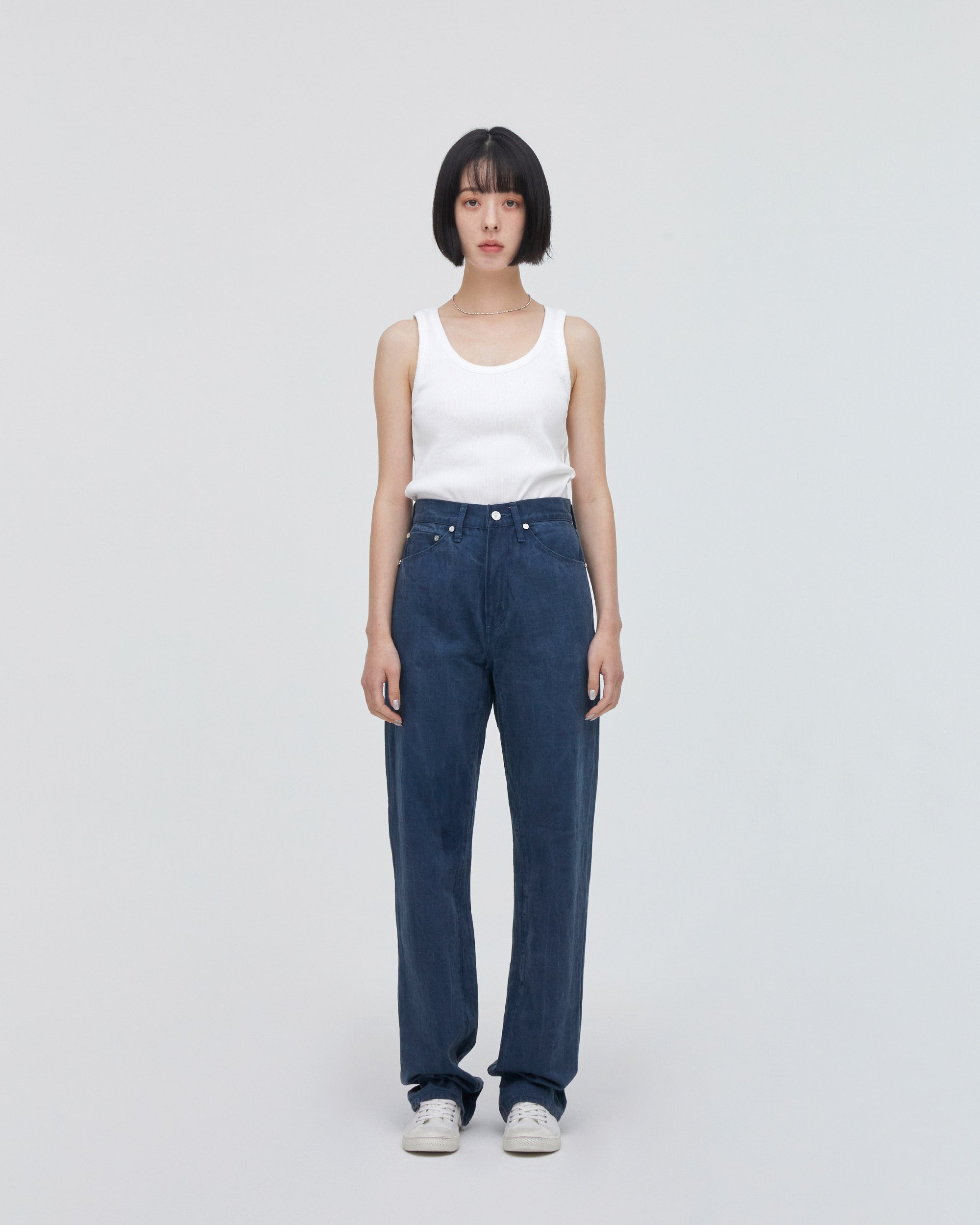 High-Waist Straight MODEL<br>フロントフィットスタイル<br>股下にスッキリと美しい三角形が見えるようにマチを施し立体的に仕上げています。