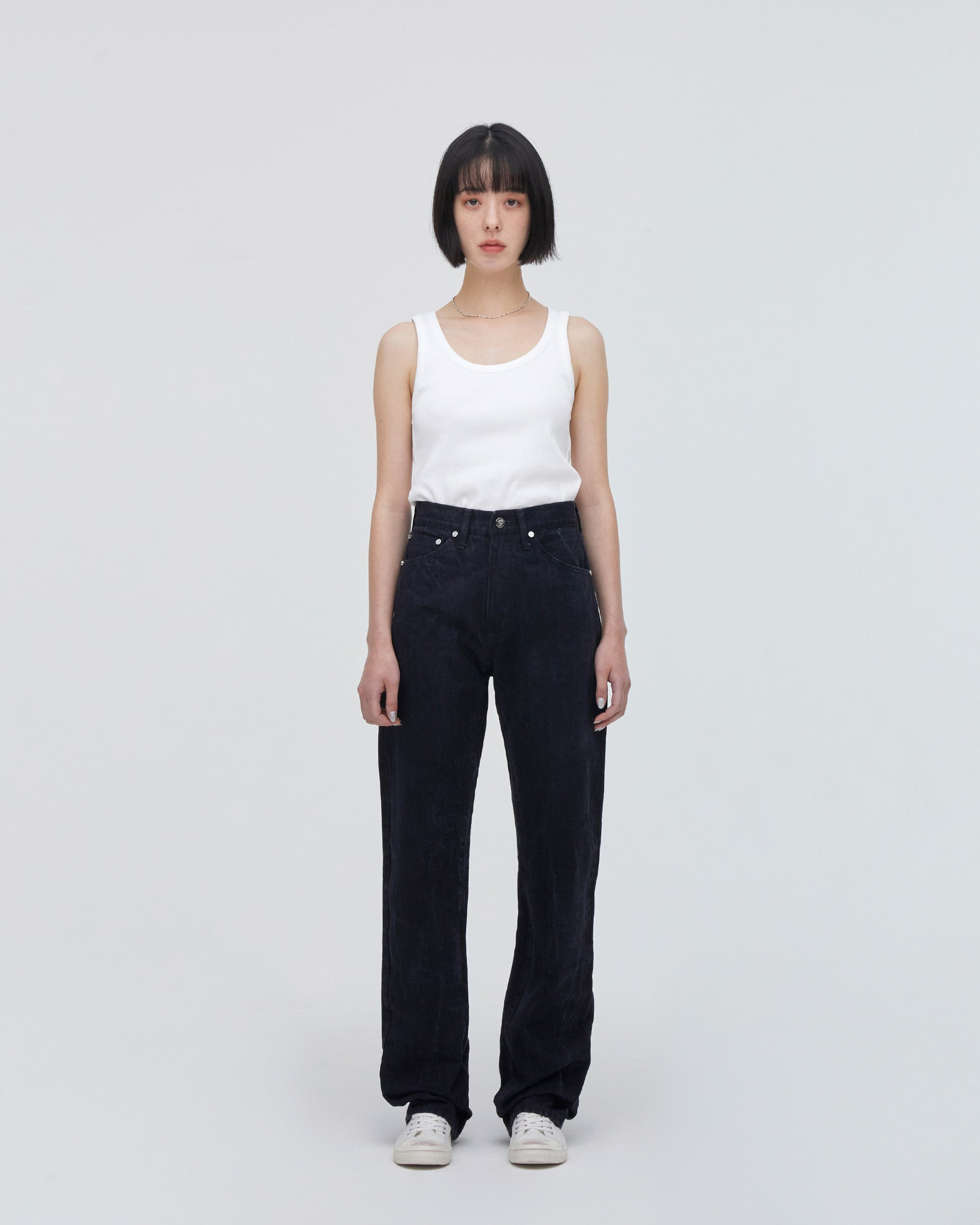 High-Waist Straight MODEL<br>フロントフィットスタイル<br>股下にスッキリと美しい三角形が見えるようにマチを施し立体的に仕上げています。