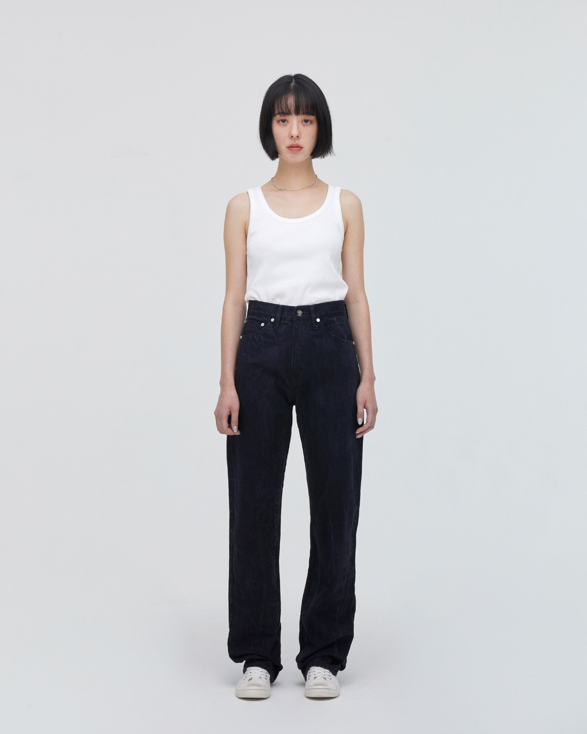 High-Waist Straight MODEL<br>フロントフィットスタイル<br>股下にスッキリと美しい三角形が見えるようにマチを施し立体的に仕上げています。
