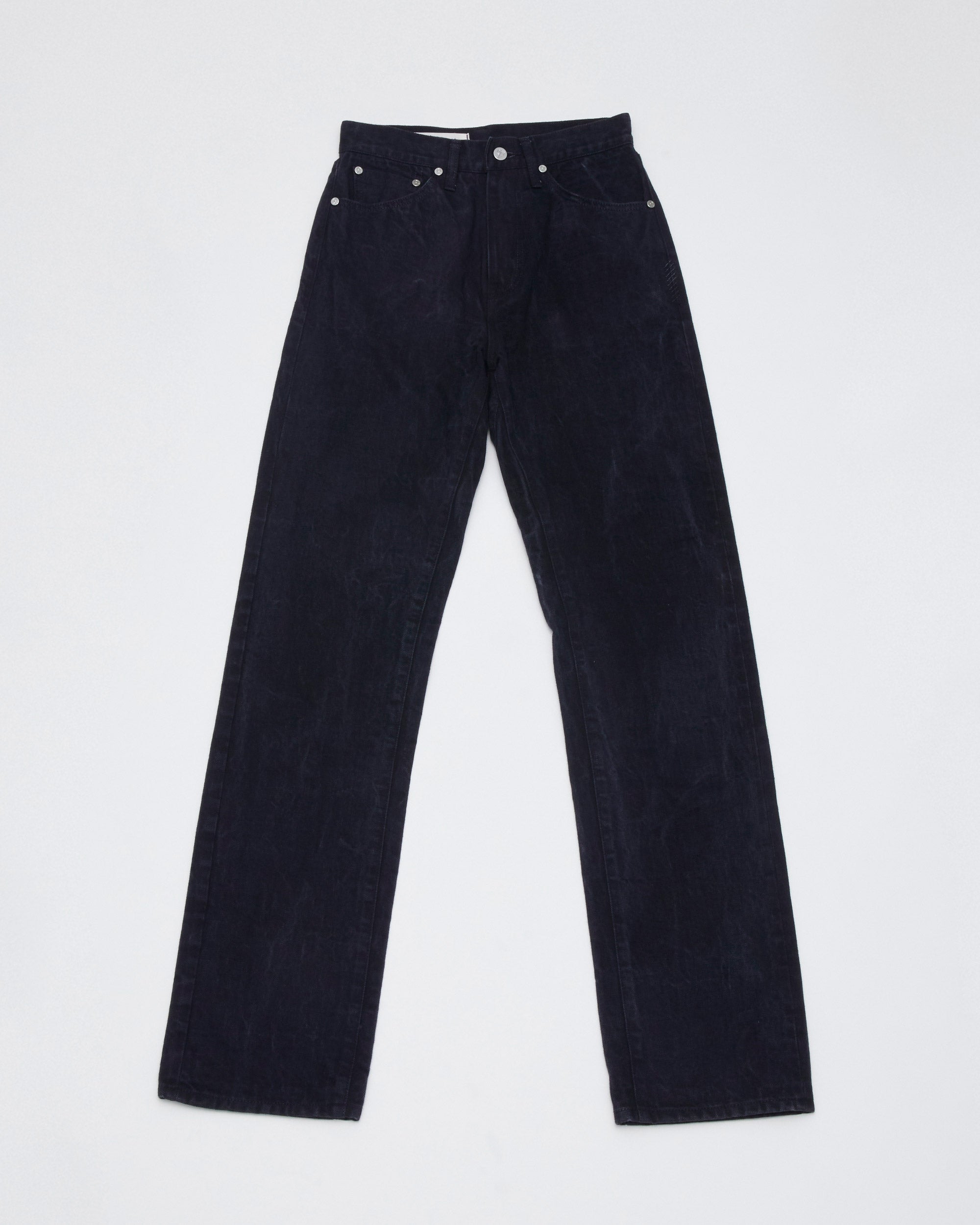 フロントプットスタイル<br>丸みのある立体的なフォルムに仕上げています。更に股下をスッキリと見せる事により脚が長く見えます。