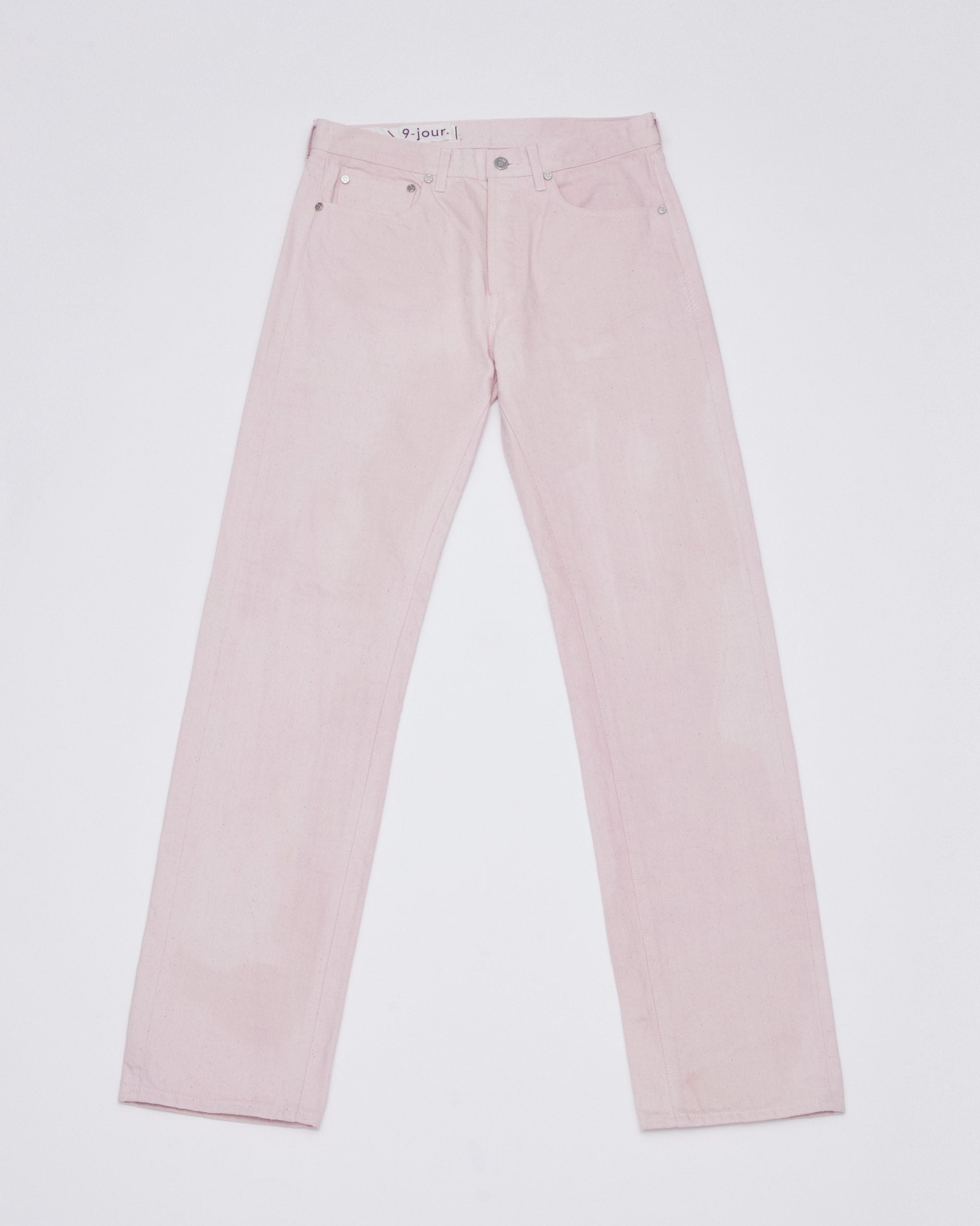 フロントプットスタイル<br>股上を立体的にすることで面積を小さく見せ、更に股下をスッキリと見せる事により脚が長く見えます。