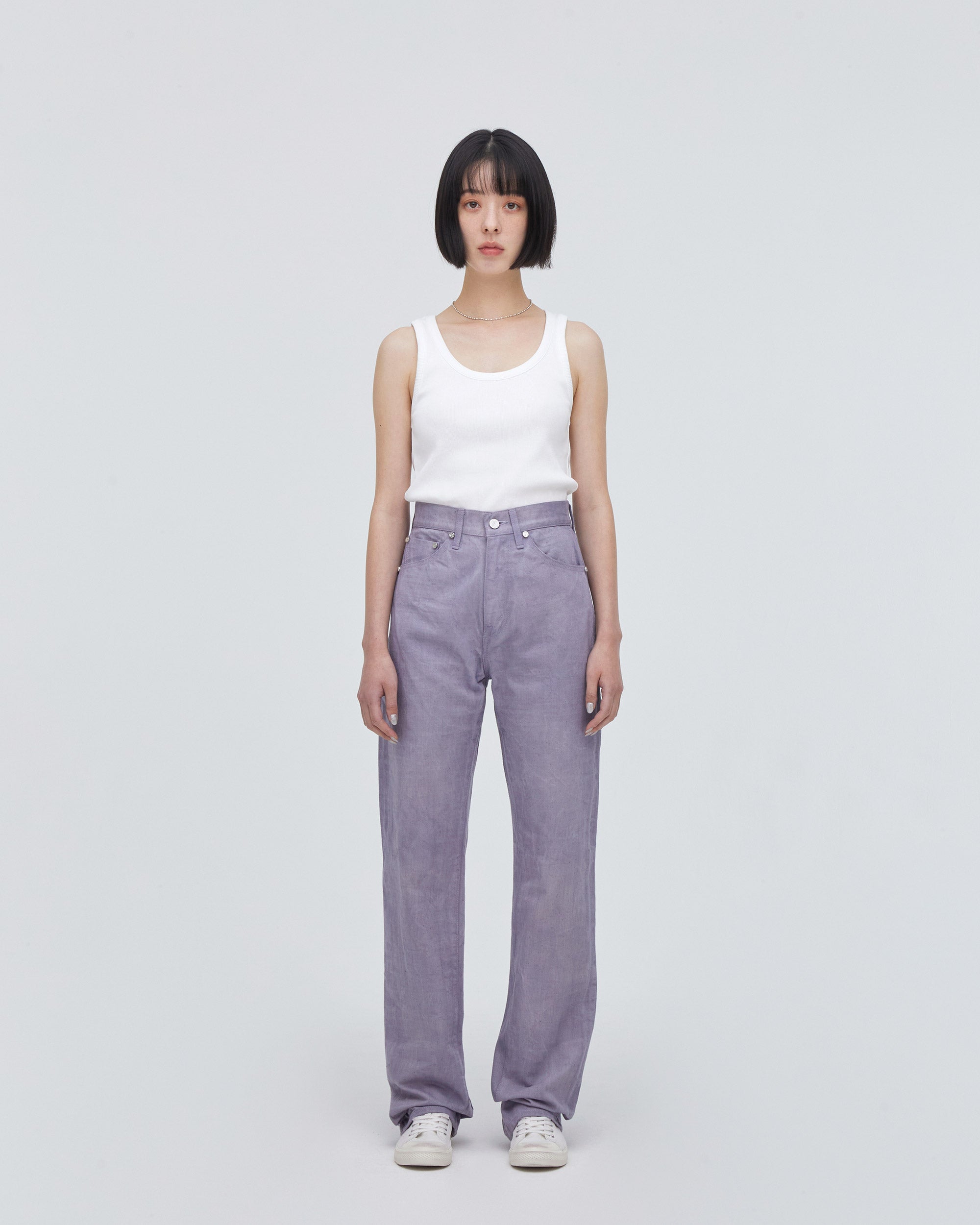 High-Waist Straight MODEL<br>フロントフィットスタイル<br>股下にスッキリと美しい三角形が見えるようにマチを施し立体的に仕上げています。