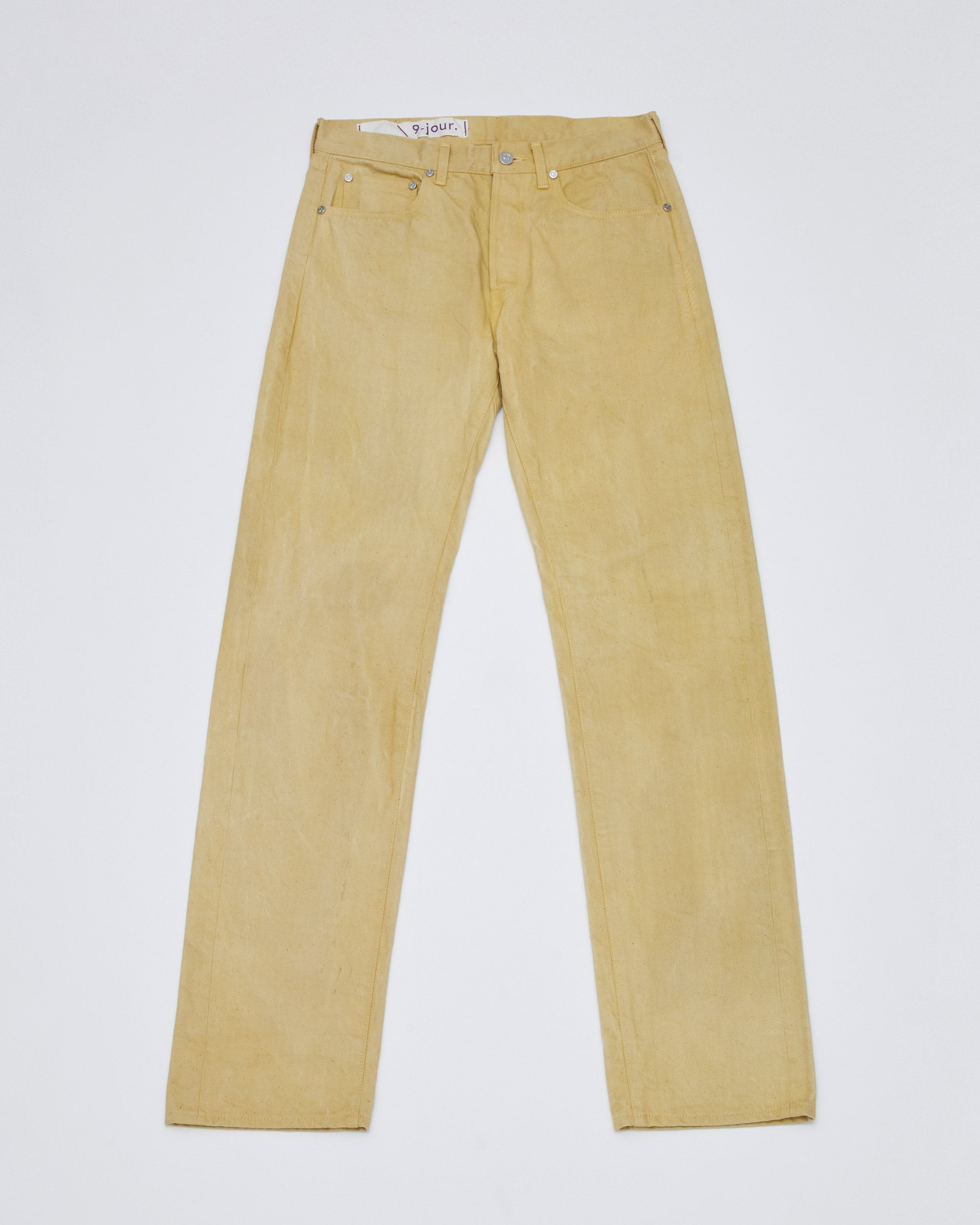 フロントプットスタイル<br>股上を立体的にすることで面積を小さく見せ、更に股下をスッキリと見せる事により脚が長く見えます。