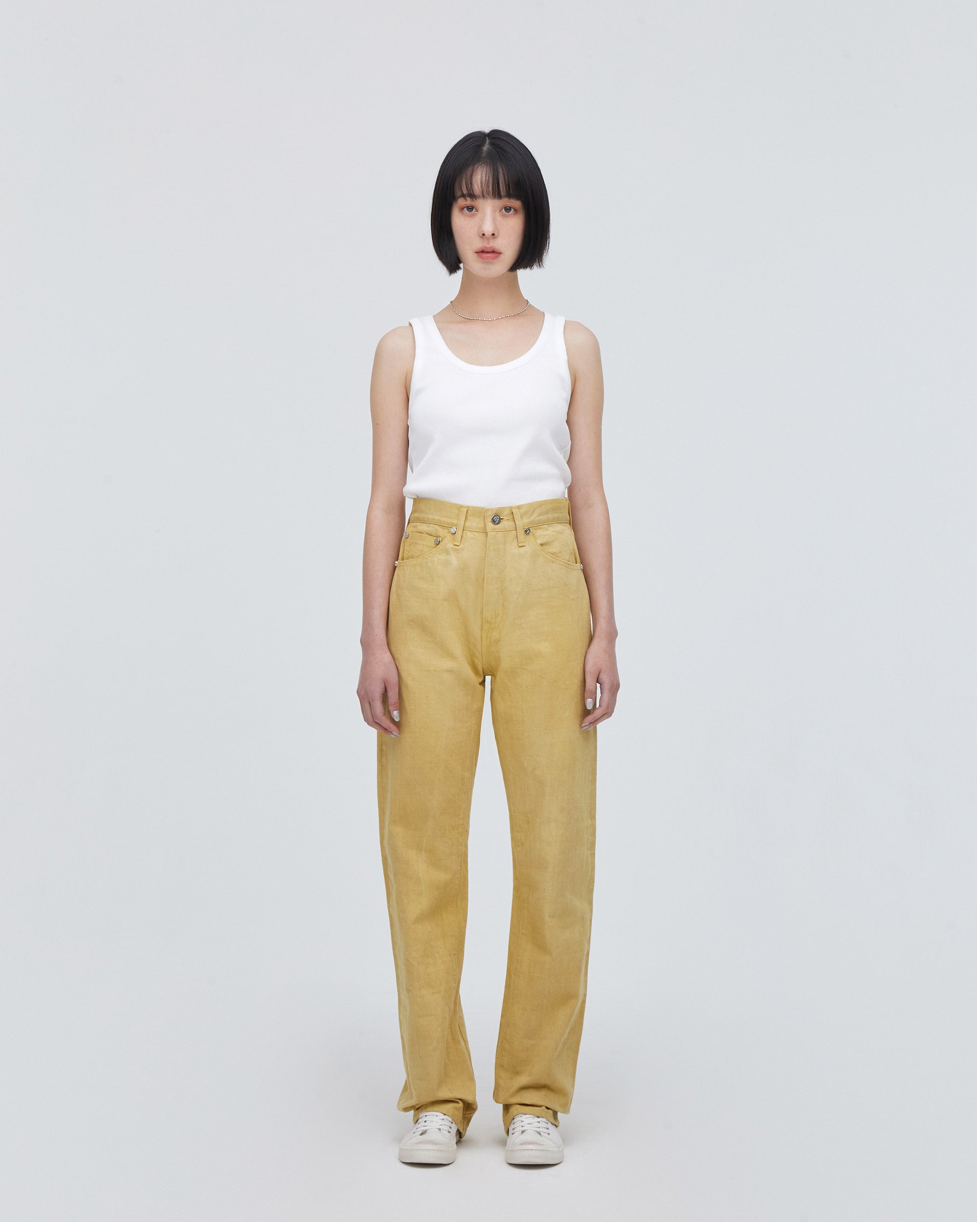 High-Waist Straight MODEL<br>フロントフィットスタイル<br>股下にスッキリと美しい三角形が見えるようにマチを施し立体的に仕上げています。