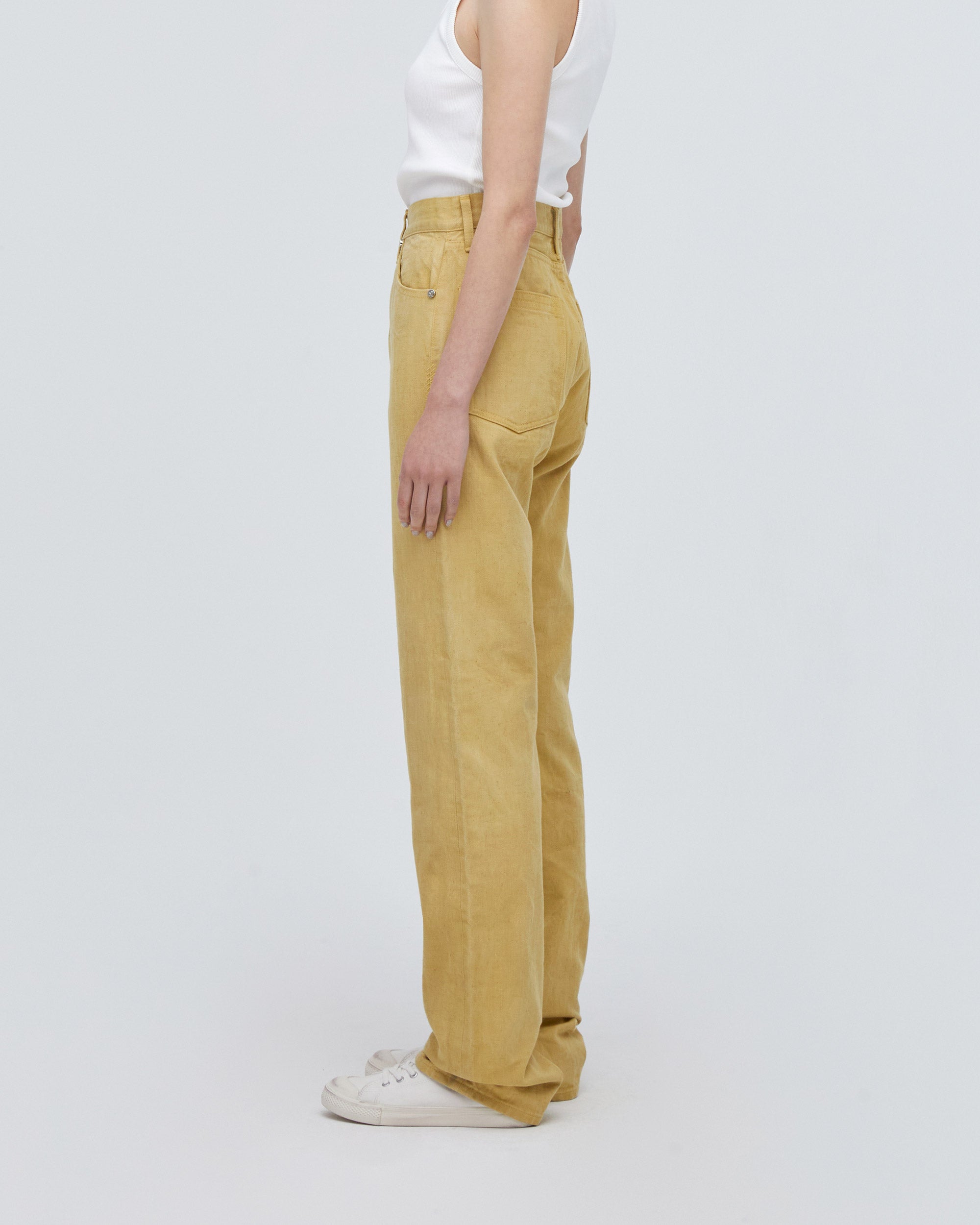 サイドフィットスタイル<br>バックヨーク位置と、ポケット口に入れたトリプルステッチの効果によりヒップUPして見えます。