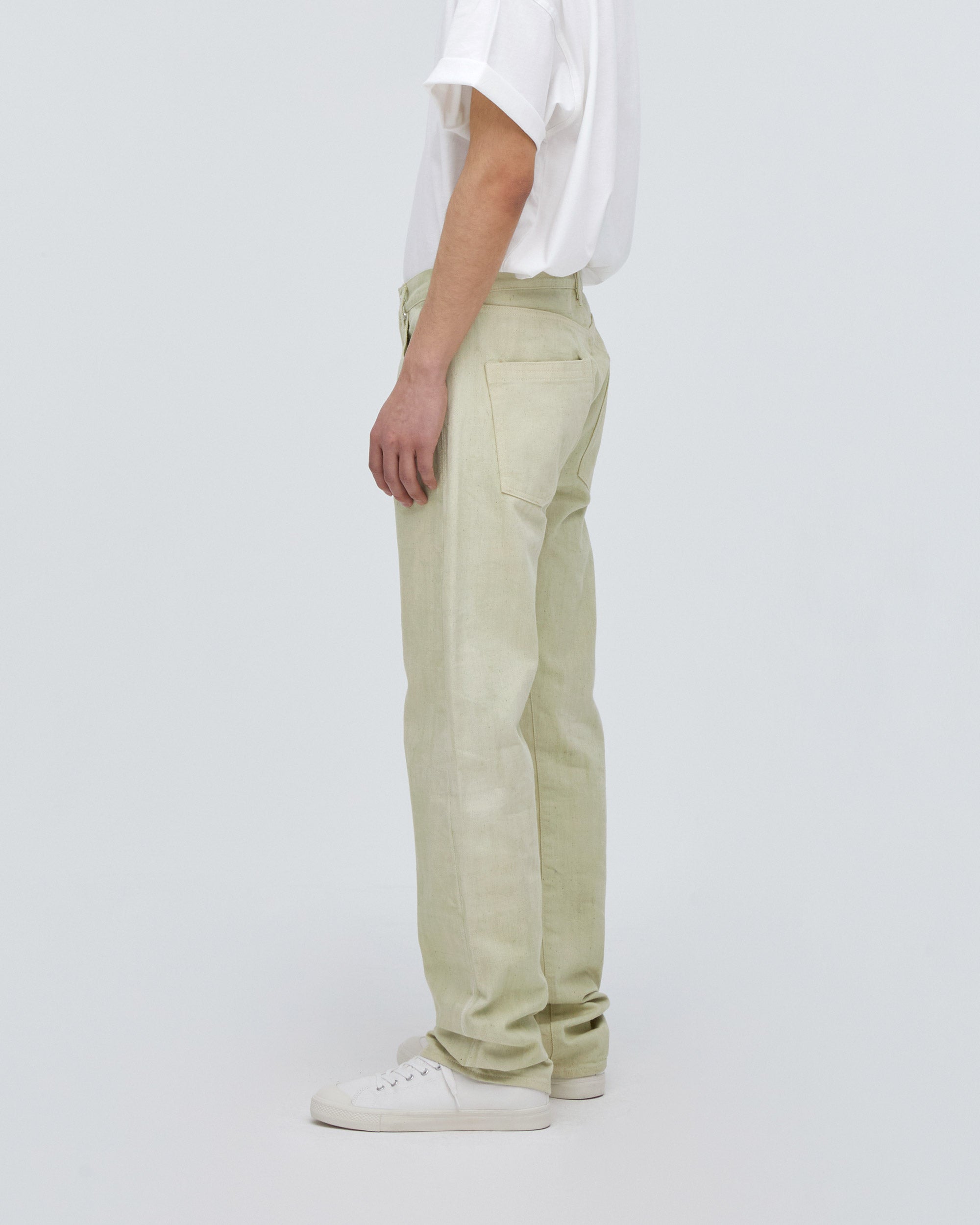 サイドフィットスタイル<br>バックヨーク位置と、ポケット口に入れたトリプルステッチの効果によりヒップUPして見えます。