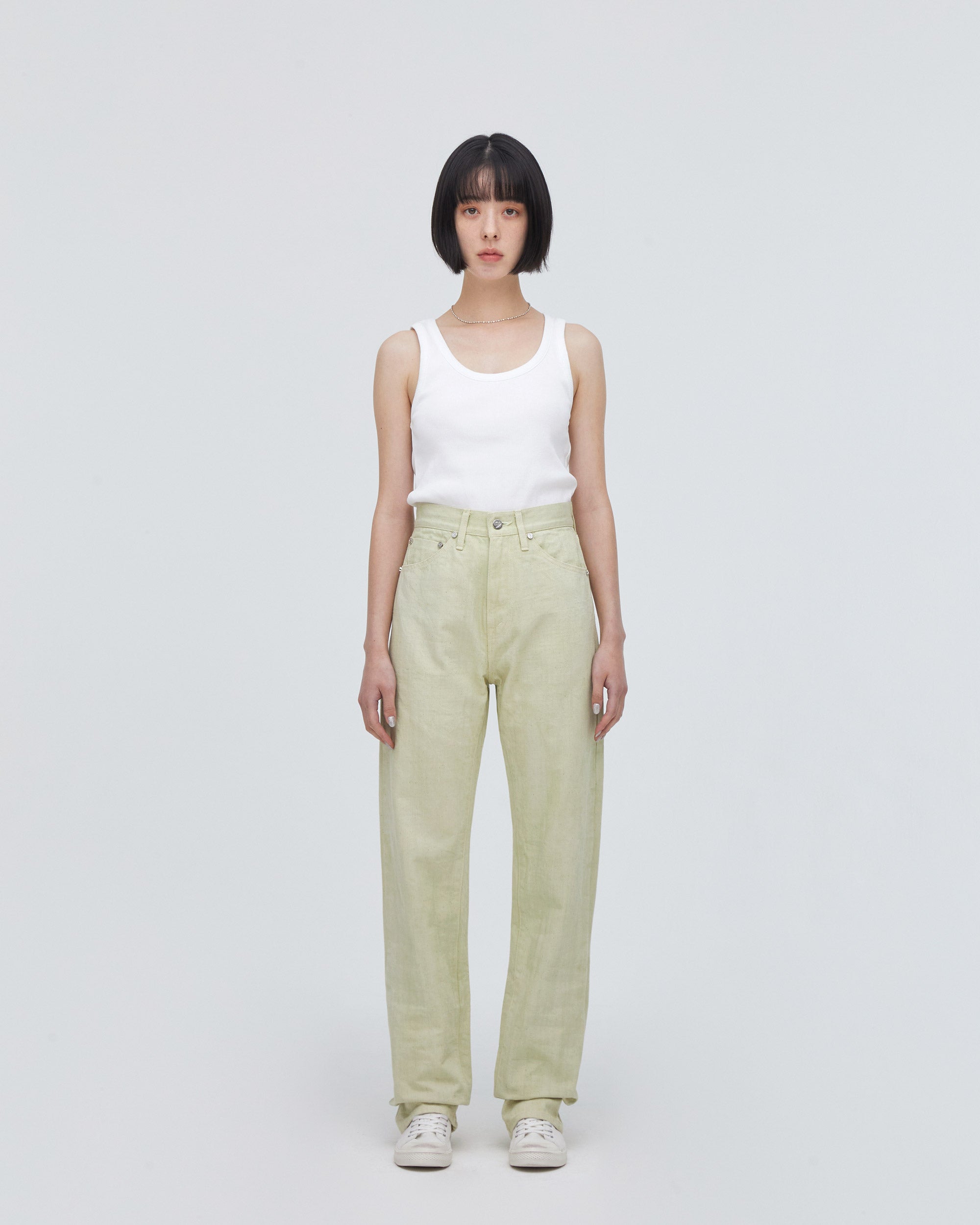 High-Waist Straight MODEL<br>フロントフィットスタイル<br>股下にスッキリと美しい三角形が見えるようにマチを施し立体的に仕上げています。