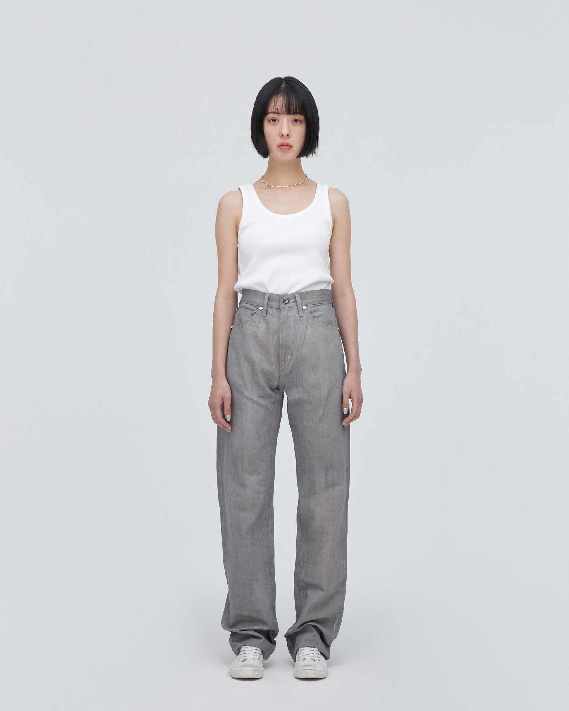High-Waist Straight MODEL<br>フロントフィットスタイル<br>股下にスッキリと美しい三角形が見えるようにマチを施し立体的に仕上げています。