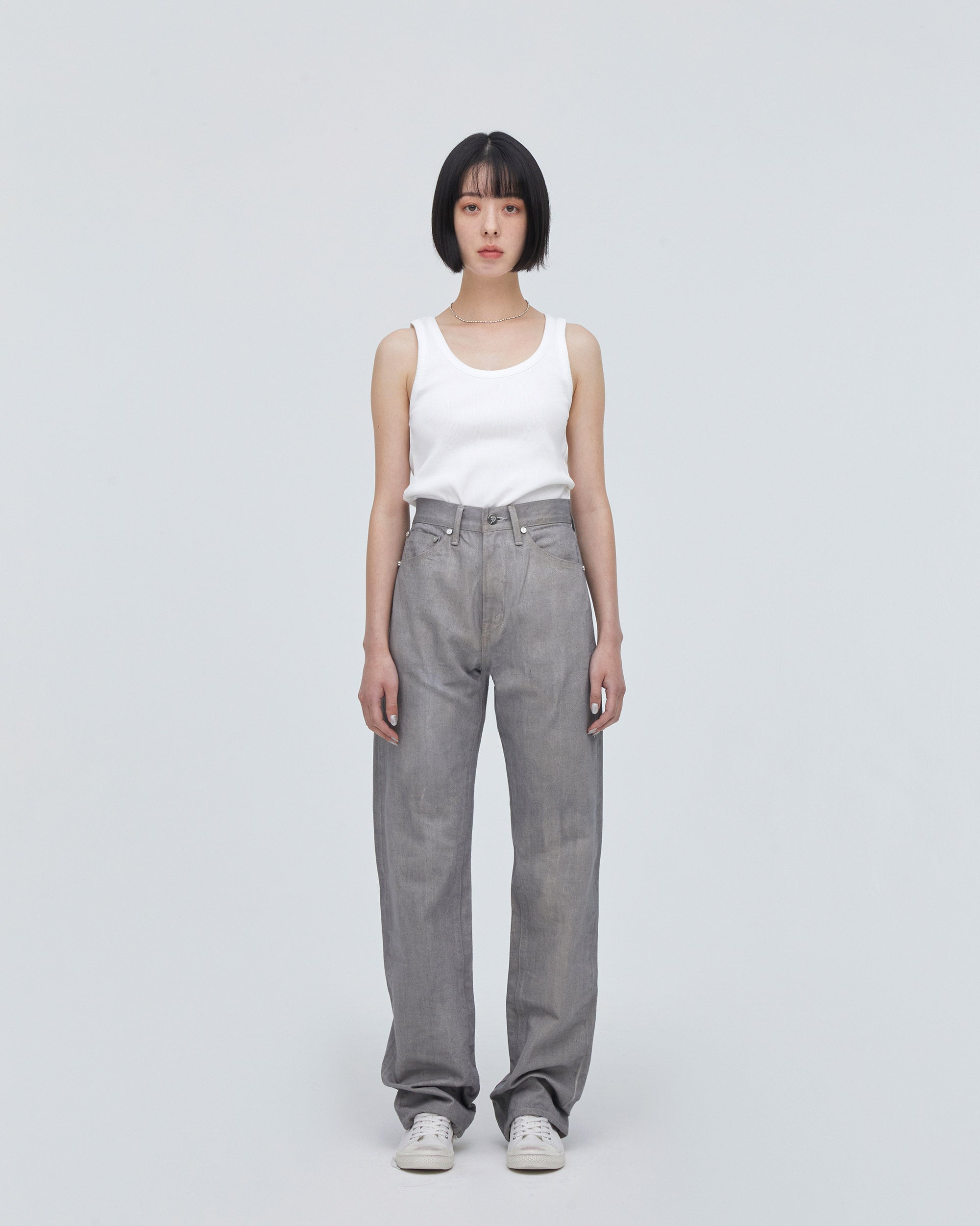 High-Waist Straight MODEL<br>フロントフィットスタイル<br>股下にスッキリと美しい三角形が見えるようにマチを施し立体的に仕上げています。