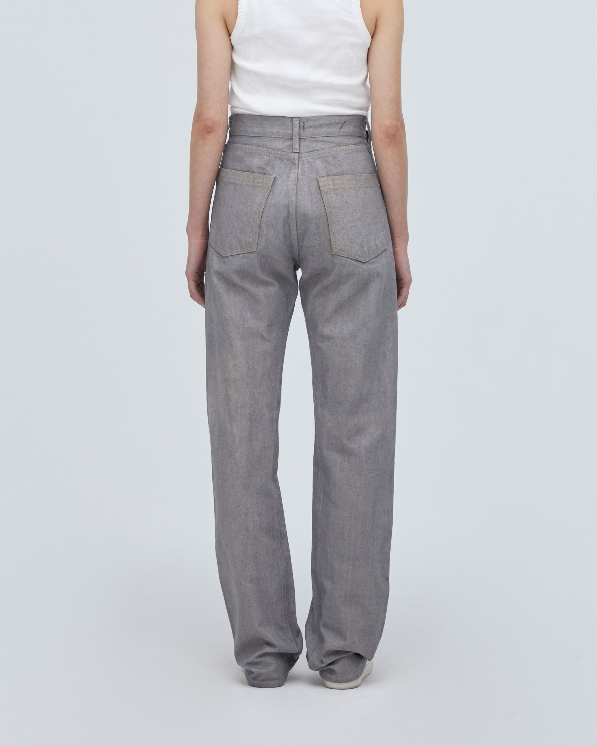 バックフィットスタイル<br>ヒップを包み込むように作った立体的なバックスタイルは小尻効果があります。