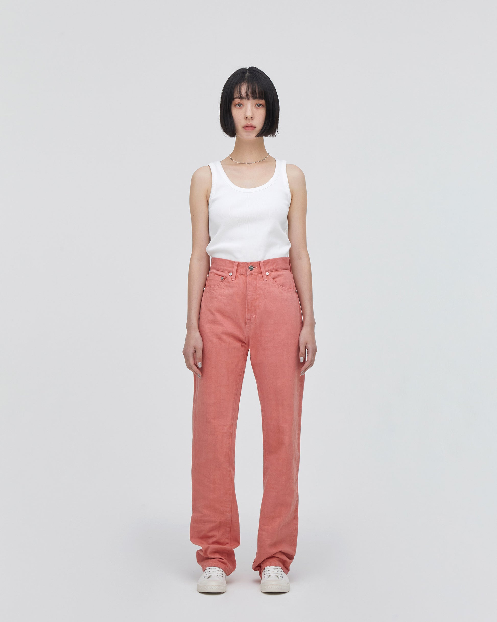 High-Waist Straight MODEL<br>フロントフィットスタイル<br>股下にスッキリと美しい三角形が見えるようにマチを施し立体的に仕上げています。