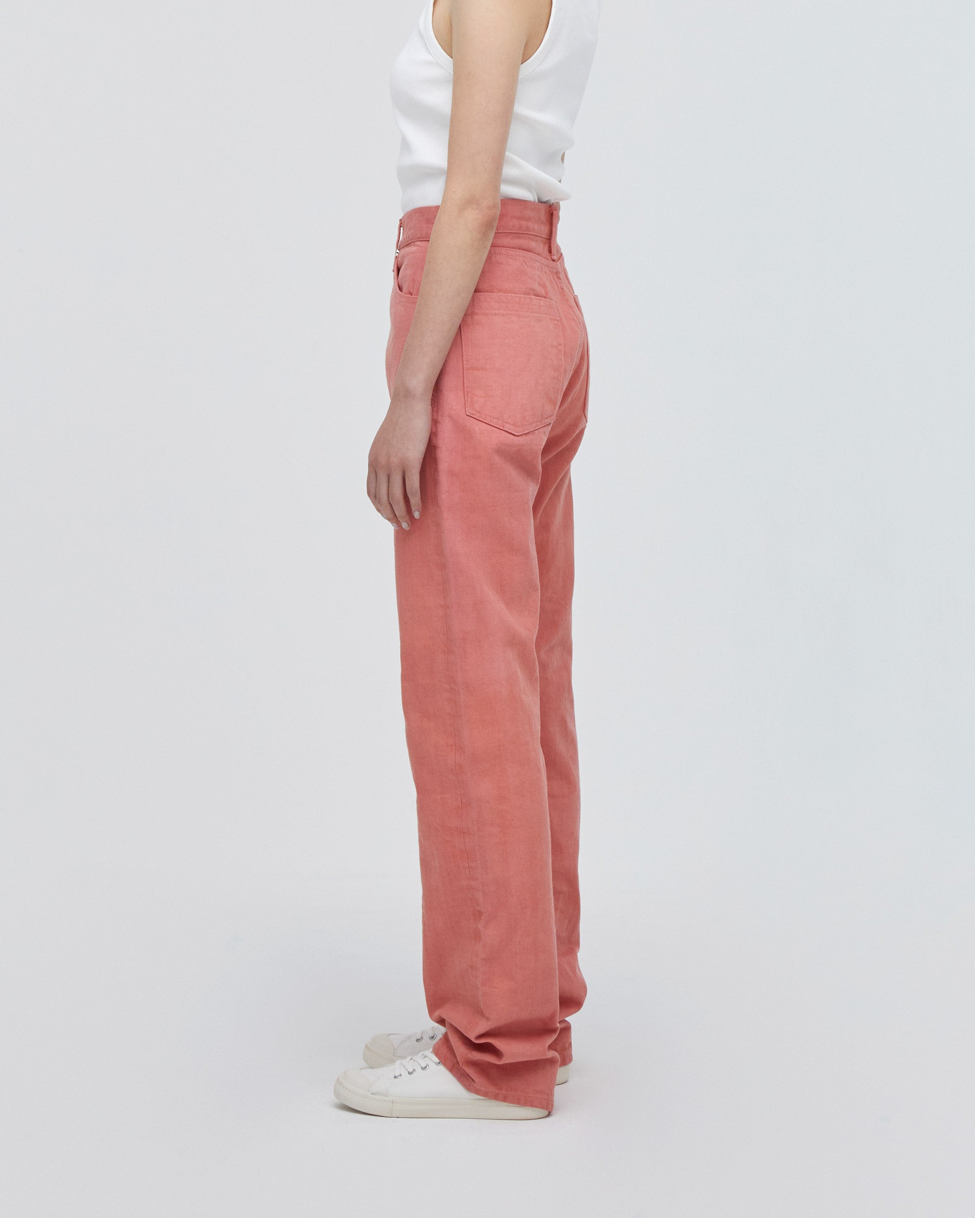 サイドフィットスタイル<br>バックヨーク位置と、ポケット口に入れたトリプルステッチの効果によりヒップUPして見えます。