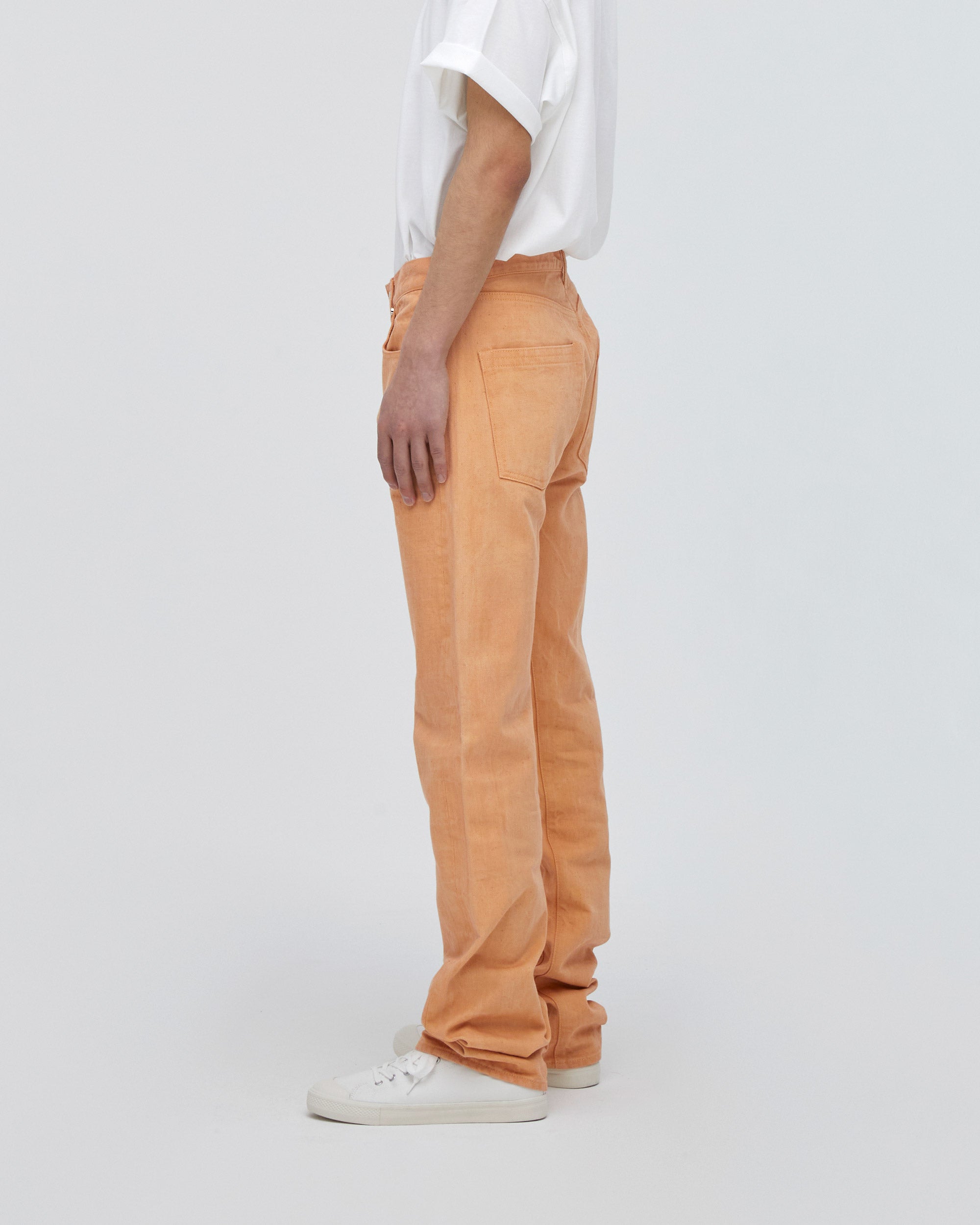 サイドフィットスタイル<br>バックヨーク位置と、ポケット口に入れたトリプルステッチの効果によりヒップUPして見えます。