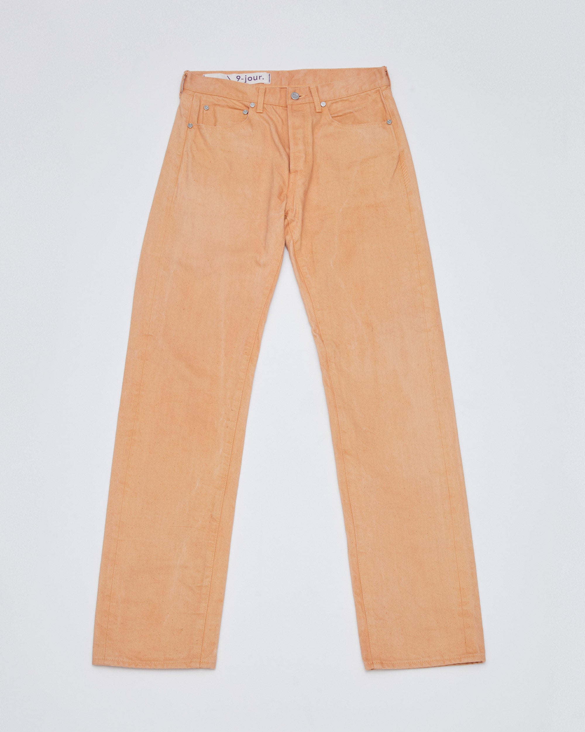 フロントプットスタイル<br>股上を立体的にすることで面積を小さく見せ、更に股下をスッキリと見せる事により脚が長く見えます。