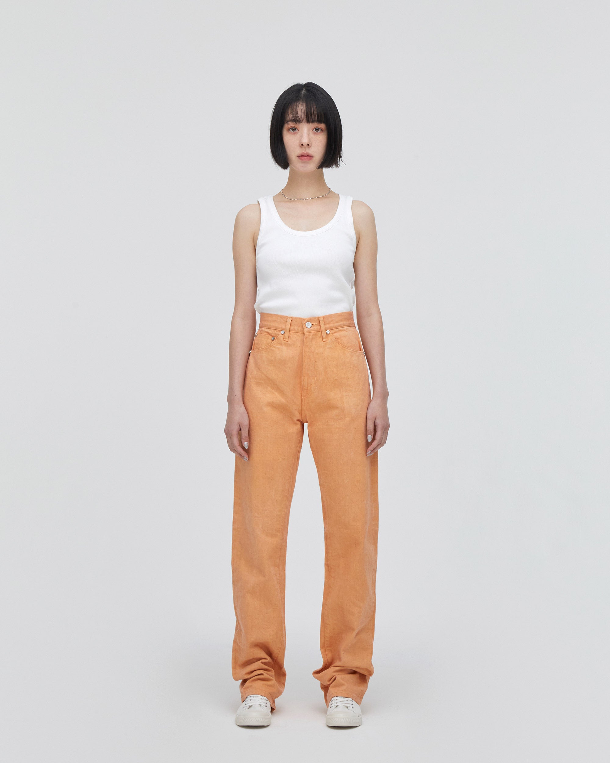 High-Waist Straight MODEL<br>フロントフィットスタイル<br>股下にスッキリと美しい三角形が見えるようにマチを施し立体的に仕上げています。