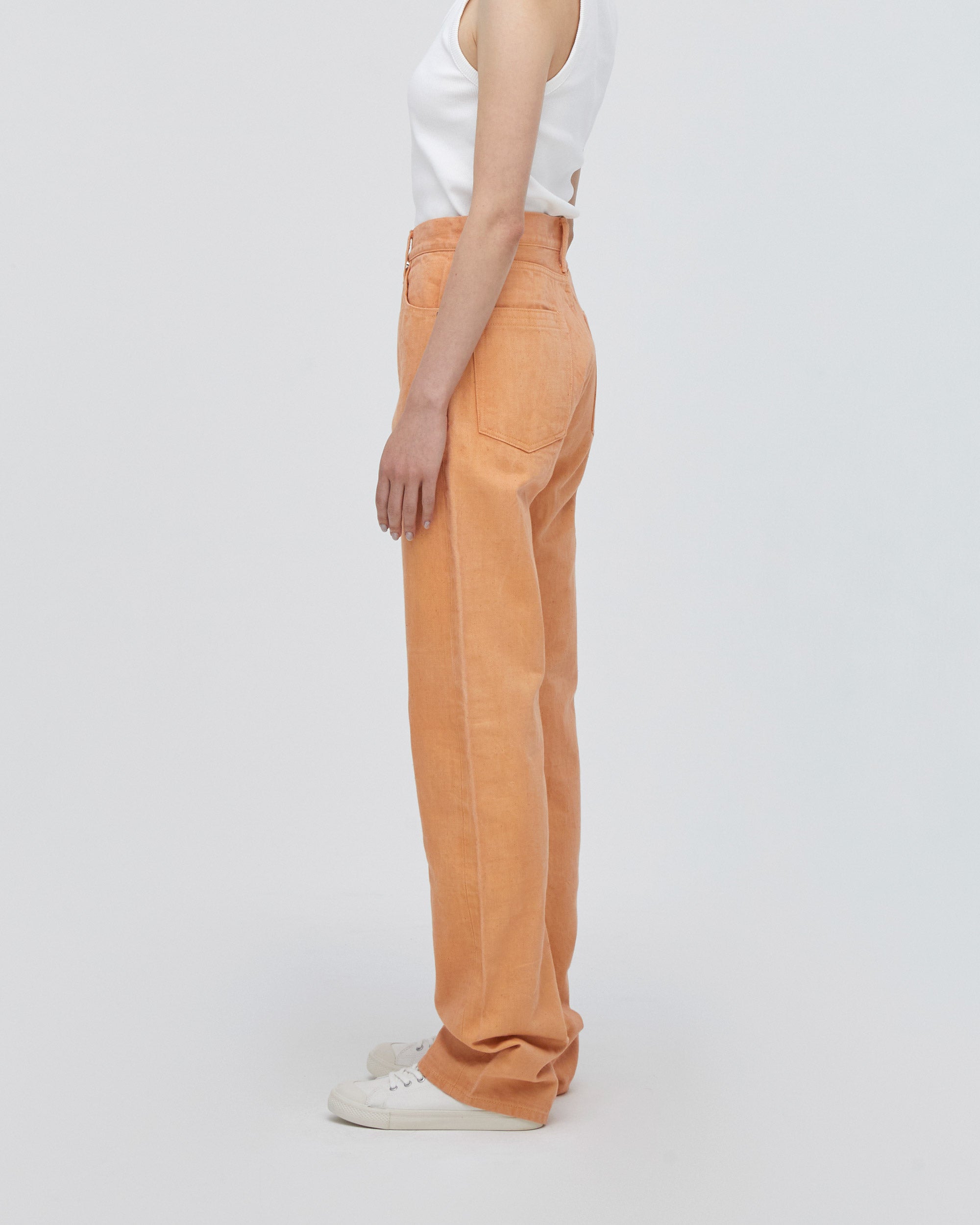 サイドフィットスタイル<br>バックヨーク位置と、ポケット口に入れたトリプルステッチの効果によりヒップUPして見えます。