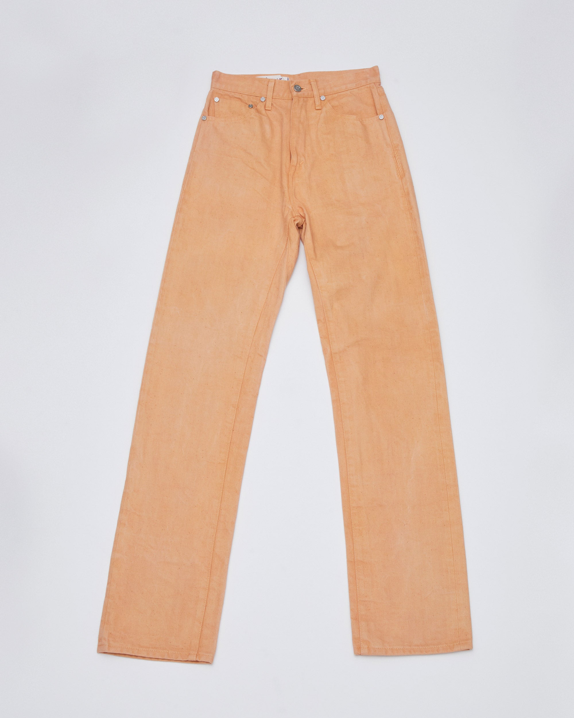 フロントプットスタイル<br>丸みのある立体的なフォルムに仕上げています。更に股下をスッキリと見せる事により脚が長く見えます。