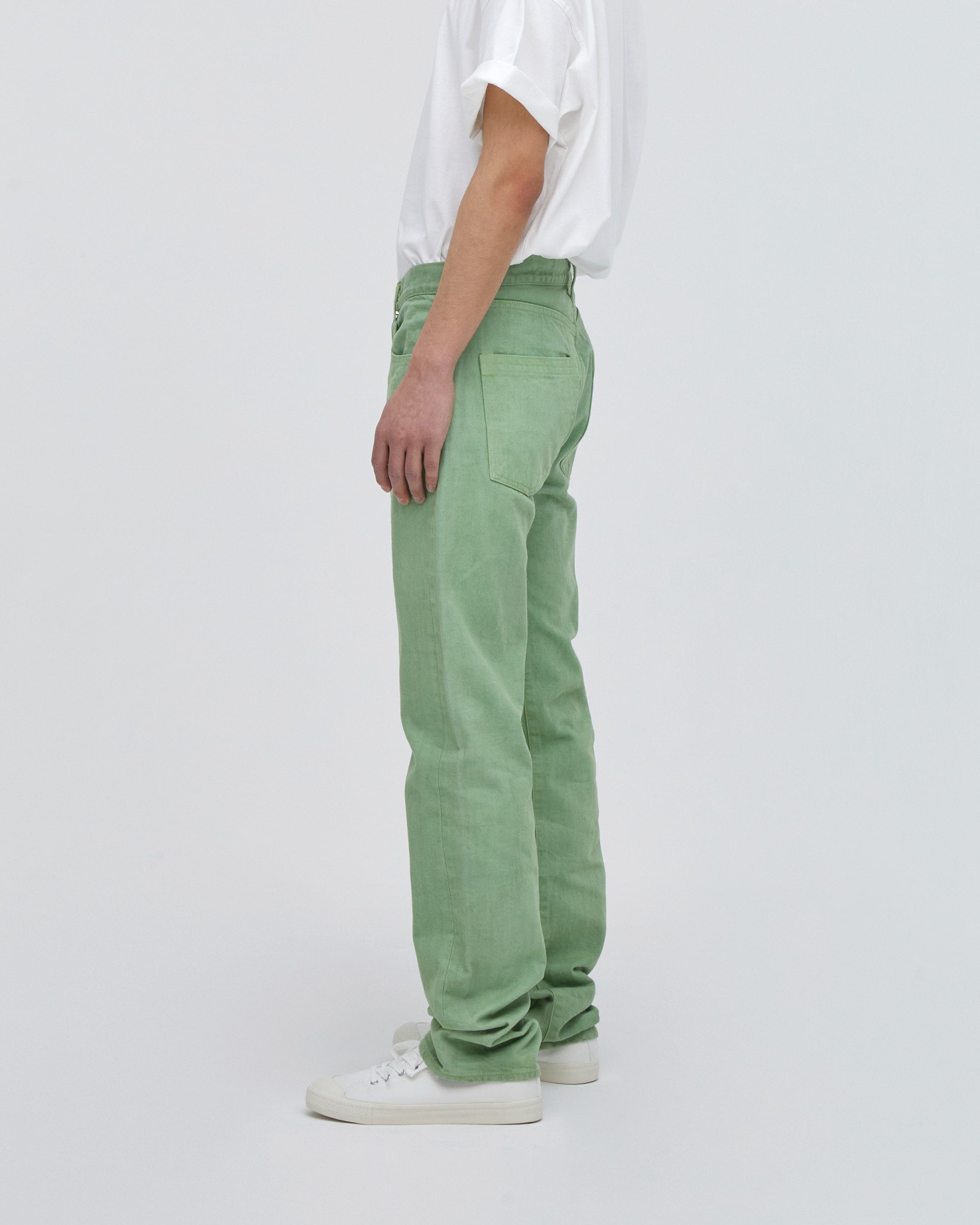 サイドフィットスタイル<br>バックヨーク位置と、ポケット口に入れたトリプルステッチの効果によりヒップUPして見えます。