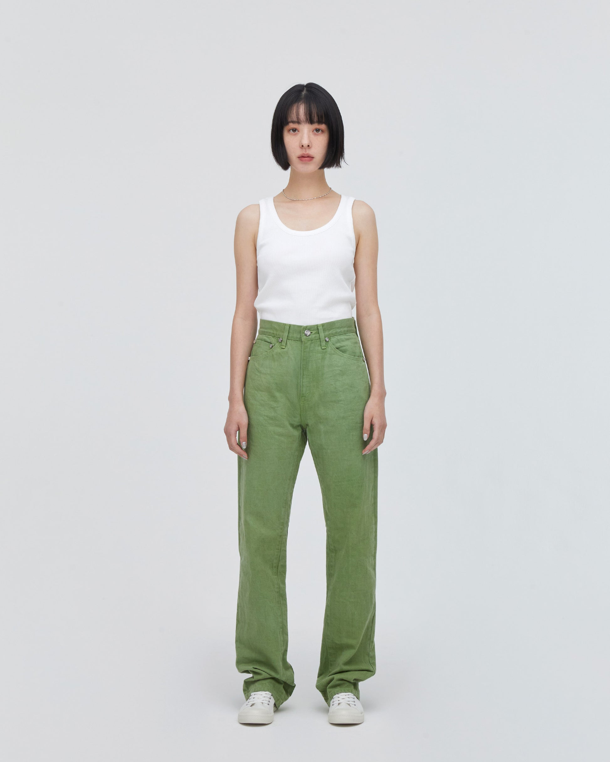 High-Waist Straight MODEL<br>フロントフィットスタイル<br>股下にスッキリと美しい三角形が見えるようにマチを施し立体的に仕上げています。
