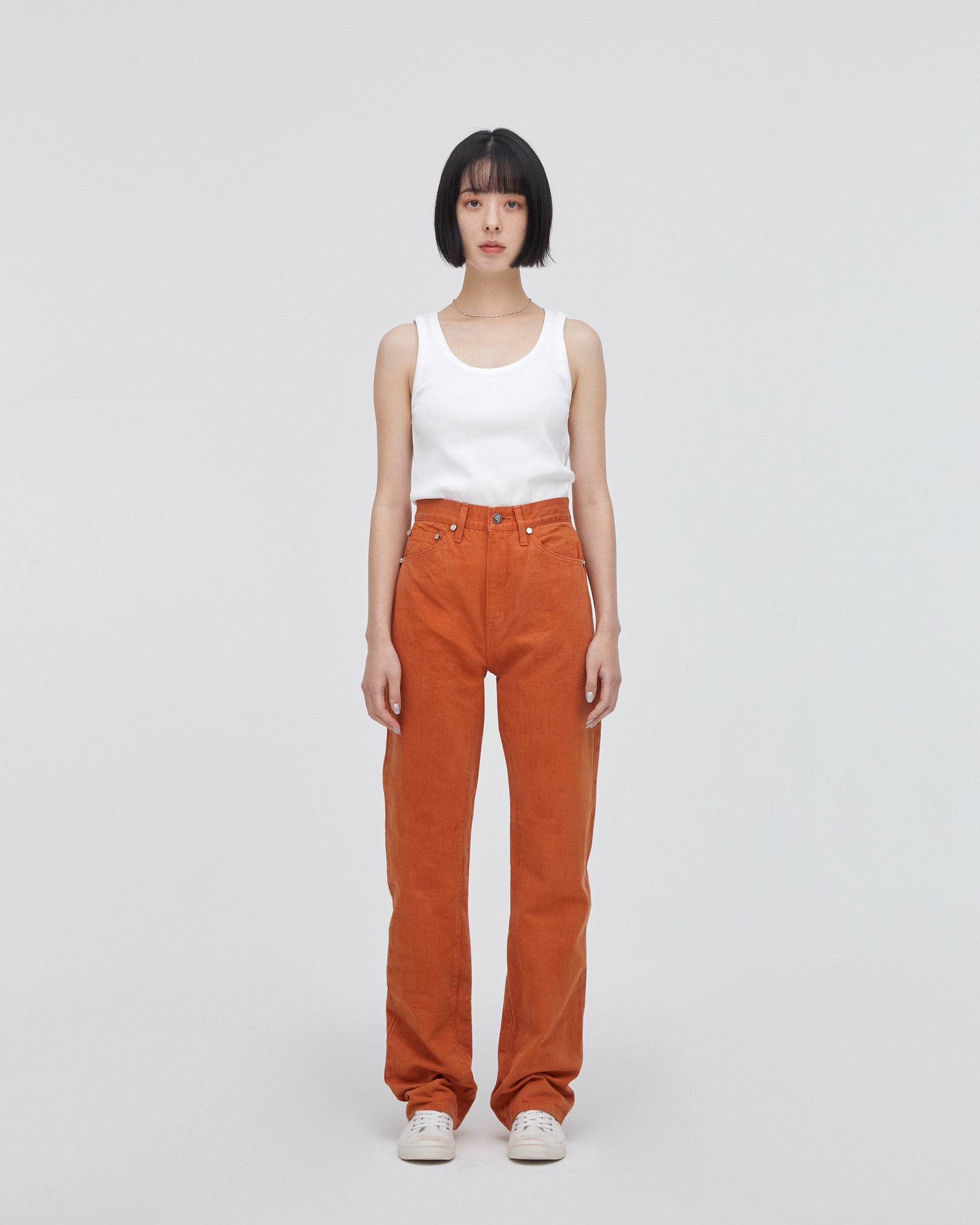 High-Waist Straight MODEL<br>フロントフィットスタイル<br>股下にスッキリと美しい三角形が見えるようにマチを施し立体的に仕上げています。