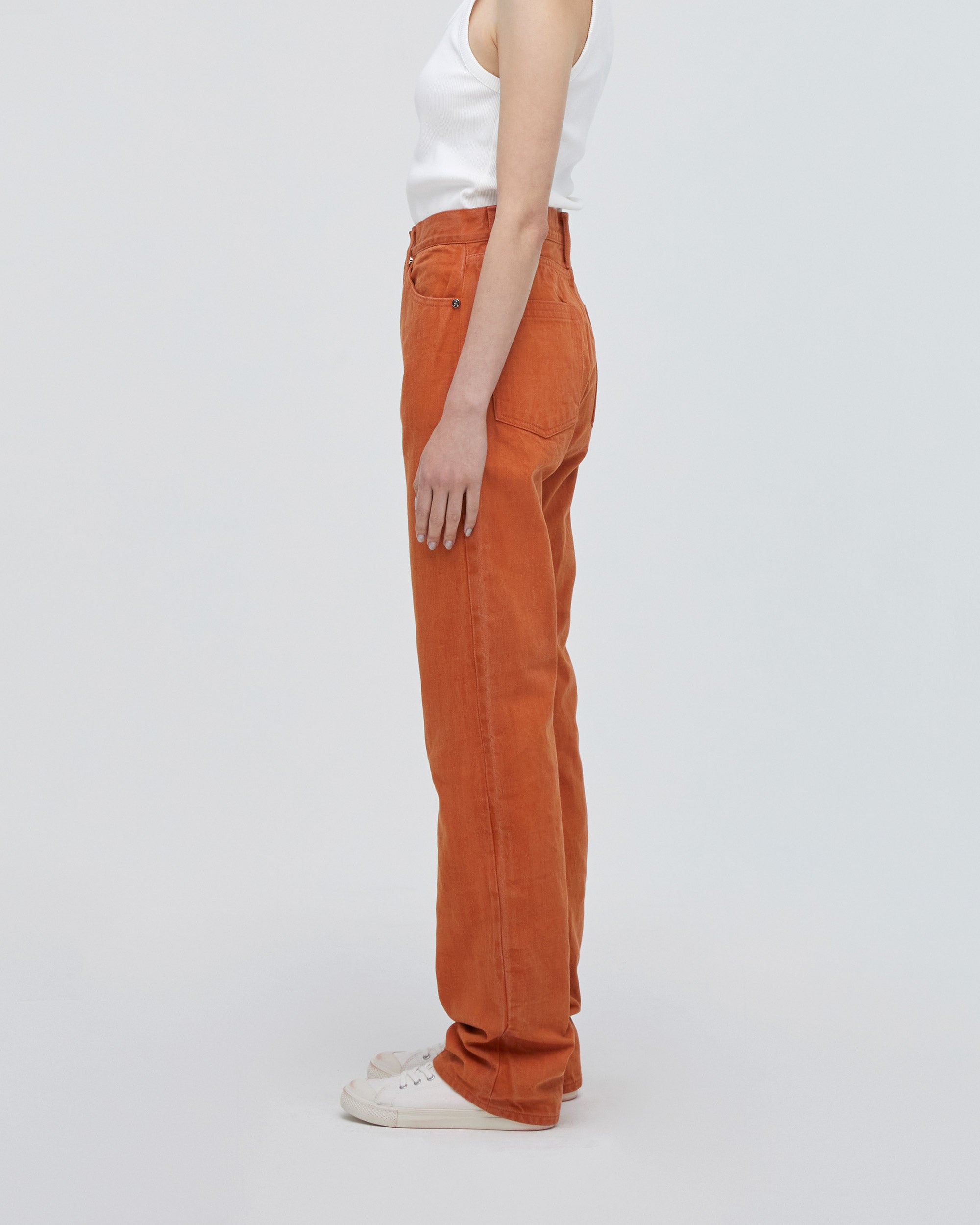 サイドフィットスタイル<br>バックヨーク位置と、ポケット口に入れたトリプルステッチの効果によりヒップUPして見えます。