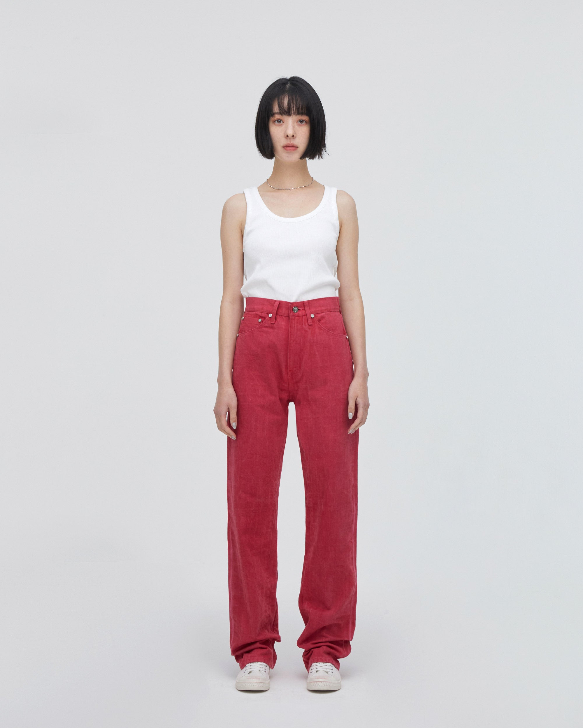 High-Waist Straight MODEL<br>フロントフィットスタイル<br>股下にスッキリと美しい三角形が見えるようにマチを施し立体的に仕上げています。