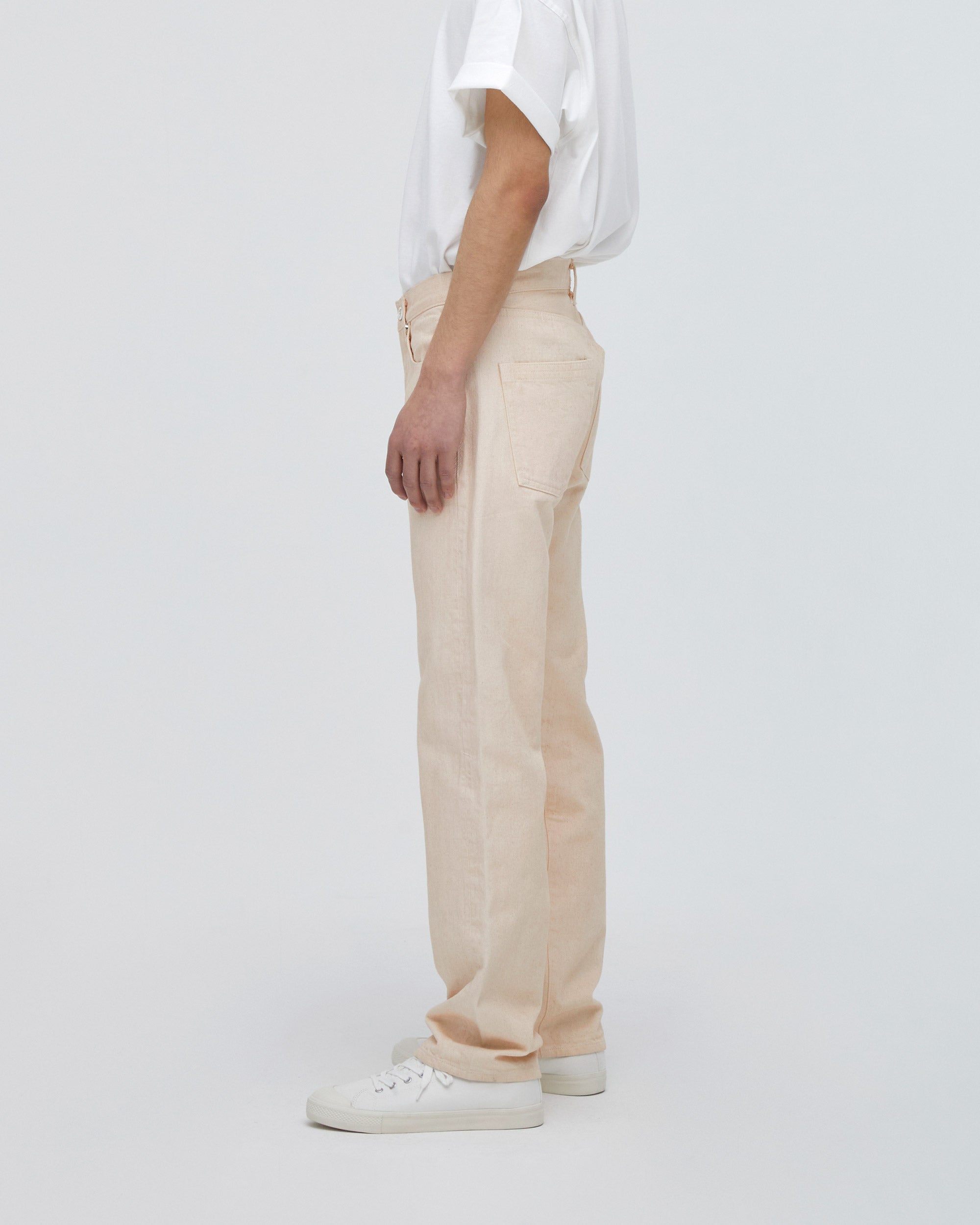 サイドフィットスタイル<br>バックヨーク位置と、ポケット口に入れたトリプルステッチの効果によりヒップUPして見えます。