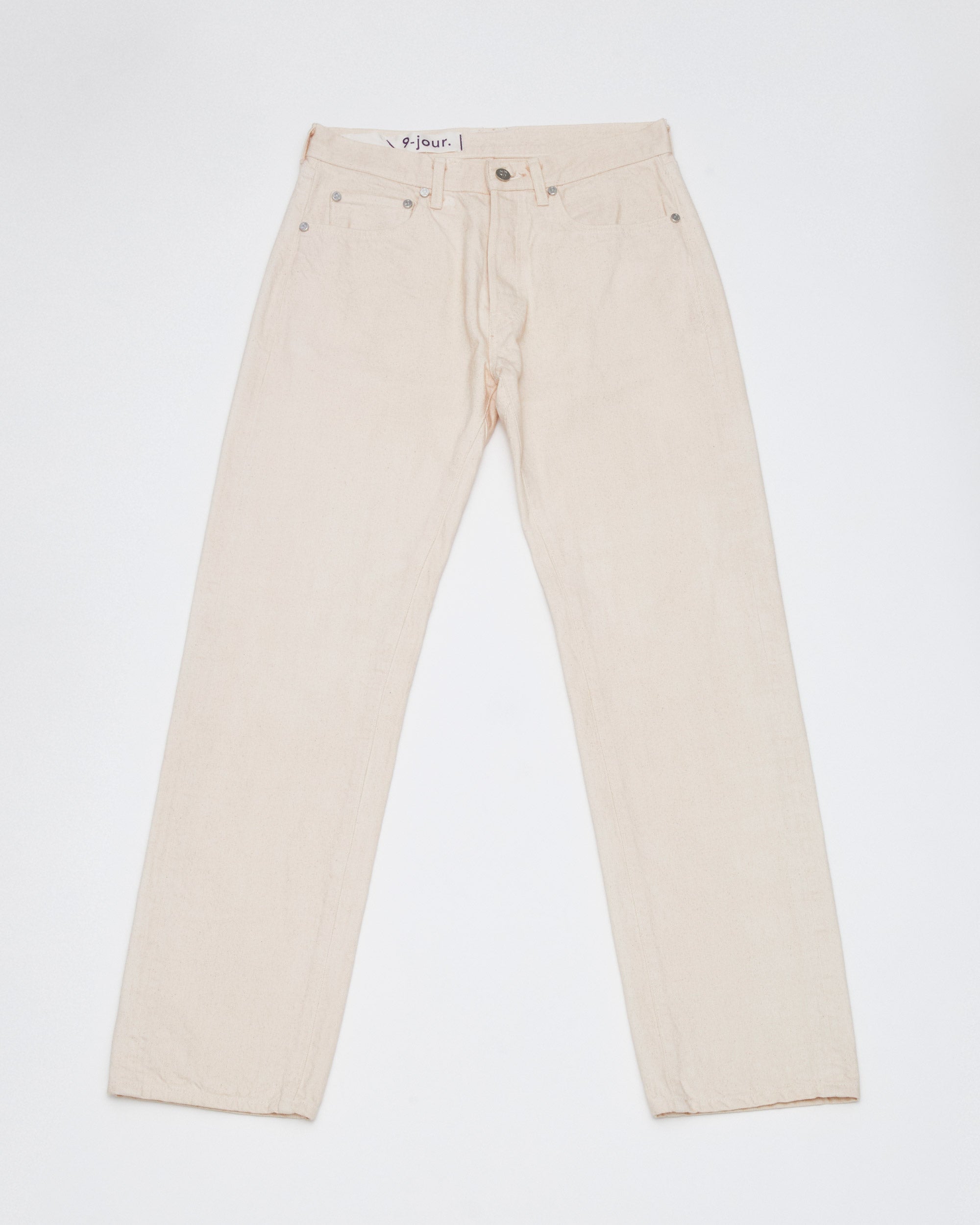 フロントプットスタイル<br>股上を立体的にすることで面積を小さく見せ、更に股下をスッキリと見せる事により脚が長く見えます。