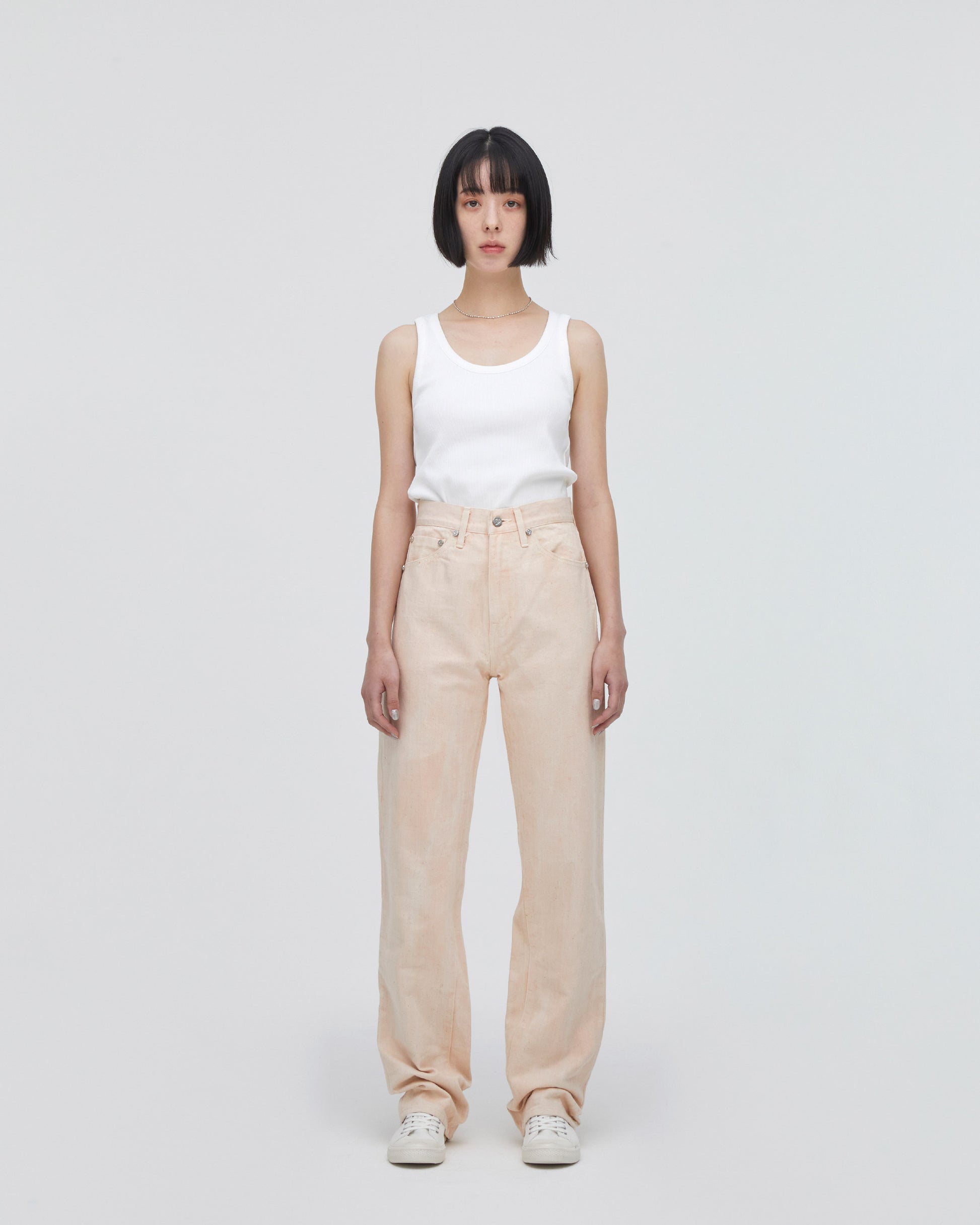 High-Waist Straight MODEL<br>フロントフィットスタイル<br>股下にスッキリと美しい三角形が見えるようにマチを施し立体的に仕上げています。