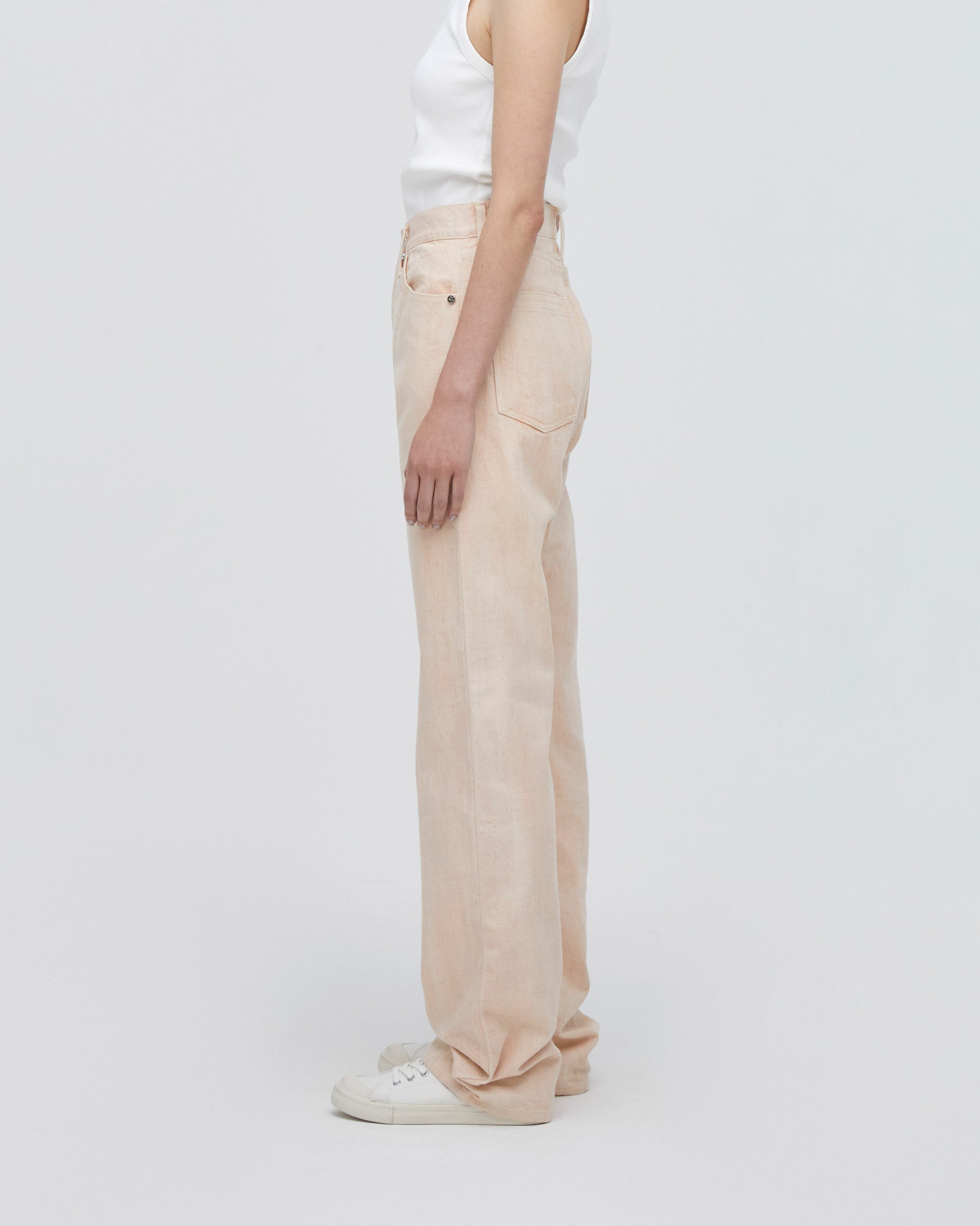 サイドフィットスタイル<br>バックヨーク位置と、ポケット口に入れたトリプルステッチの効果によりヒップUPして見えます。