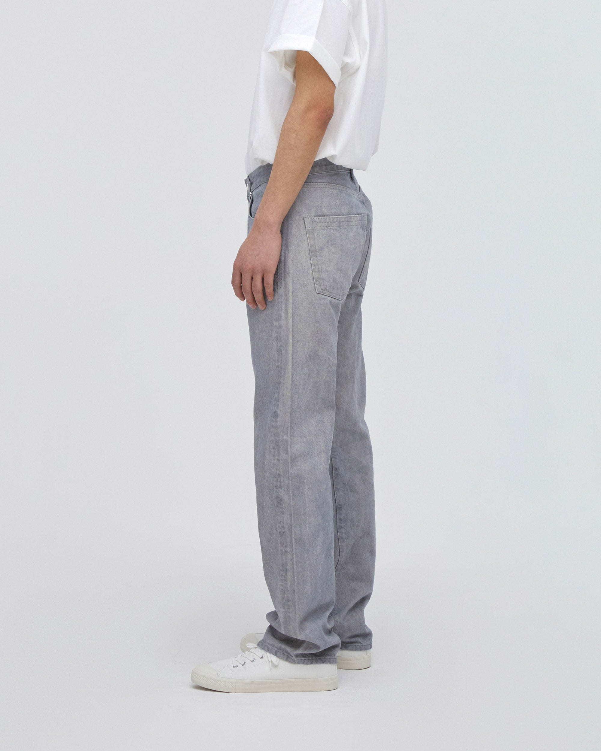 サイドフィットスタイル<br>バックヨーク位置と、ポケット口に入れたトリプルステッチの効果によりヒップUPして見えます。