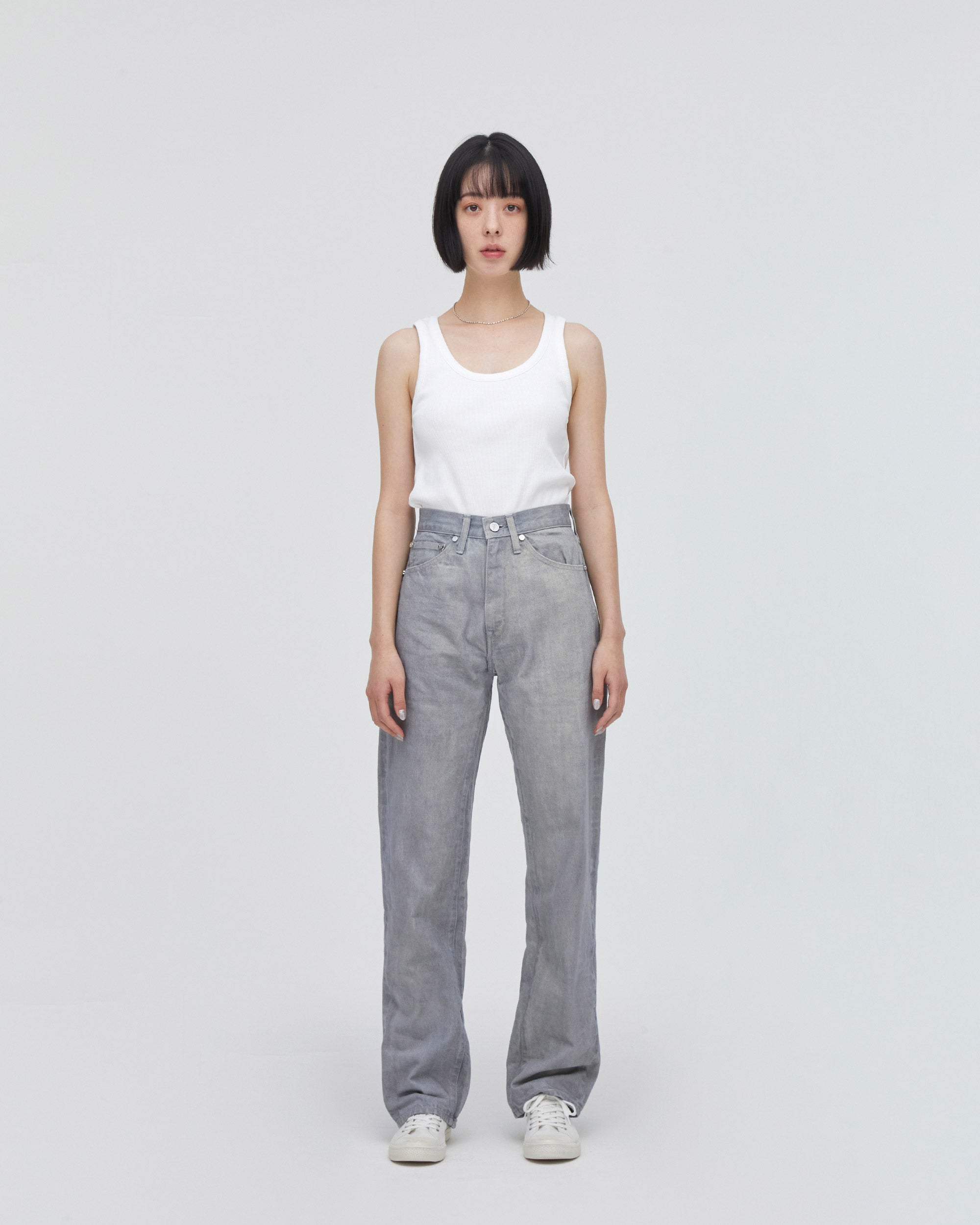 High-Waist Straight MODEL<br>フロントフィットスタイル<br>股下にスッキリと美しい三角形が見えるようにマチを施し立体的に仕上げています。