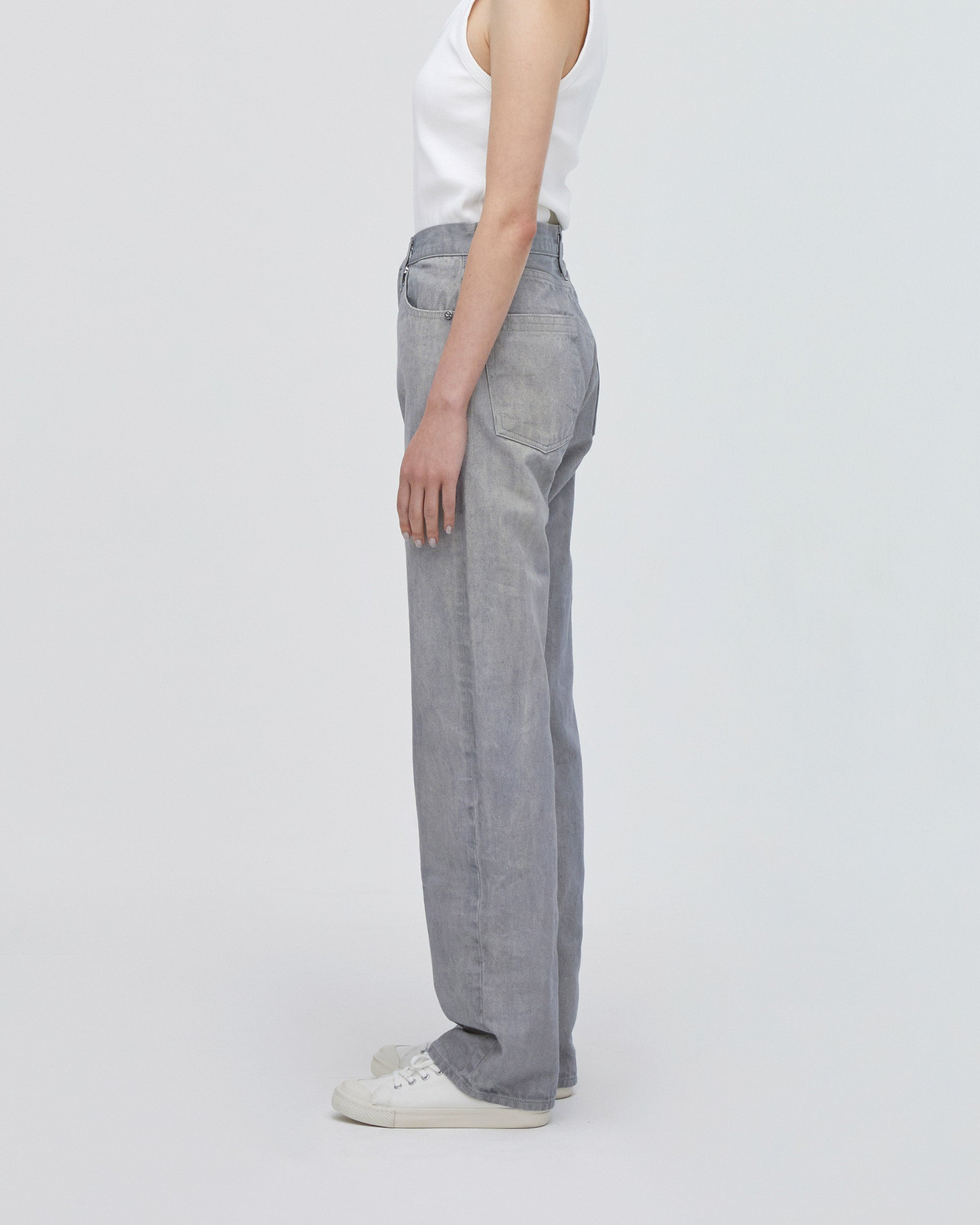 サイドフィットスタイル<br>バックヨーク位置と、ポケット口に入れたトリプルステッチの効果によりヒップUPして見えます。