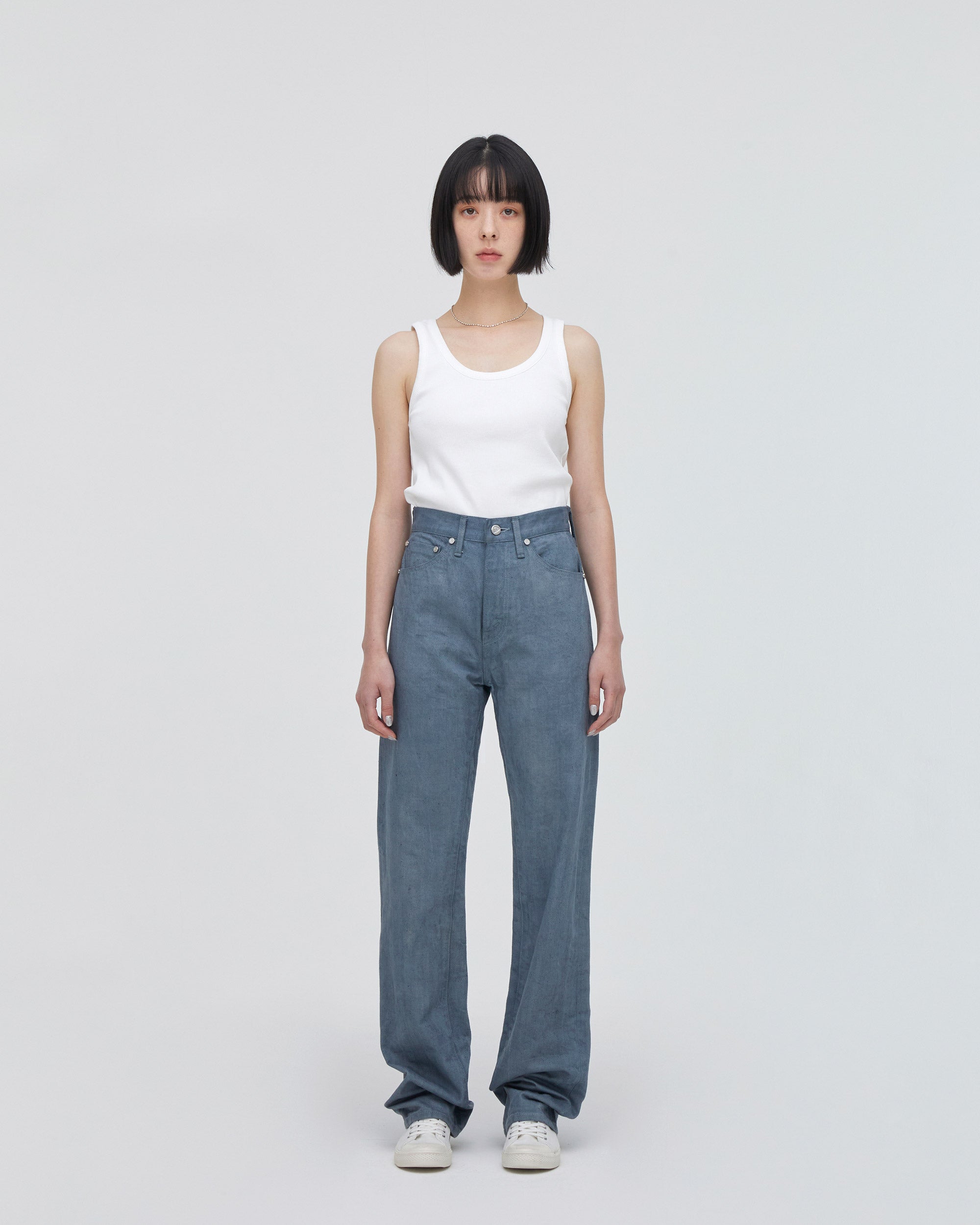 High-Waist Straight MODEL<br>フロントフィットスタイル<br>股下にスッキリと美しい三角形が見えるようにマチを施し立体的に仕上げています。