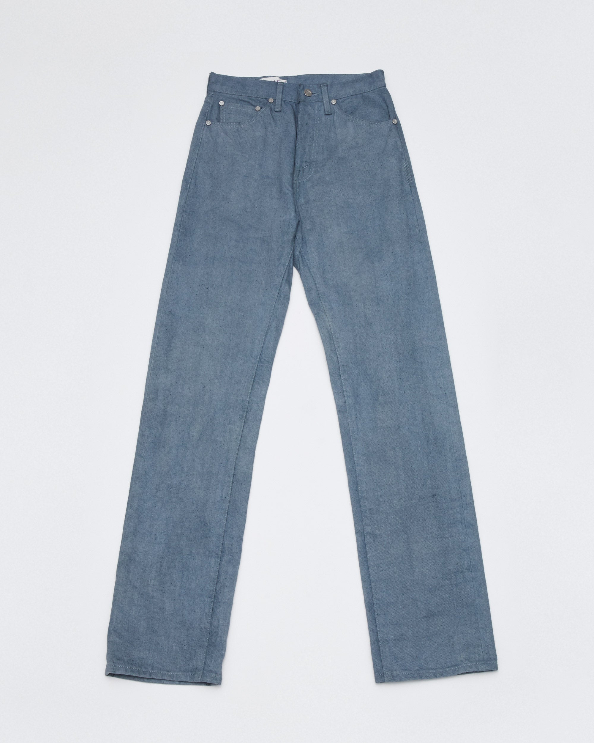 フロントプットスタイル<br>丸みのある立体的なフォルムに仕上げています。更に股下をスッキリと見せる事により脚が長く見えます。