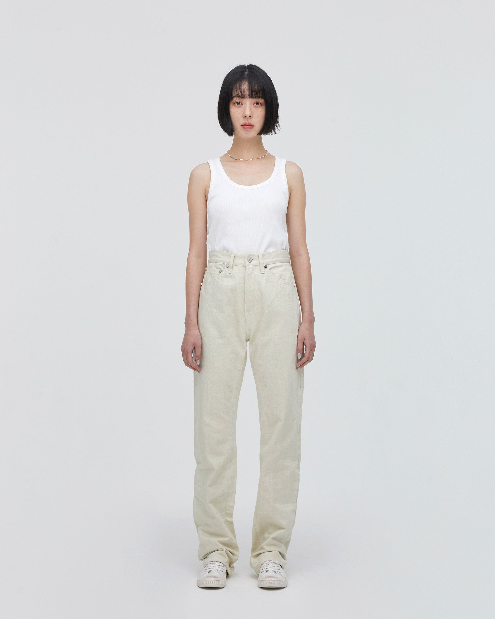 High-Waist Straight MODEL<br>フロントフィットスタイル<br>股下にスッキリと美しい三角形が見えるようにマチを施し立体的に仕上げています。