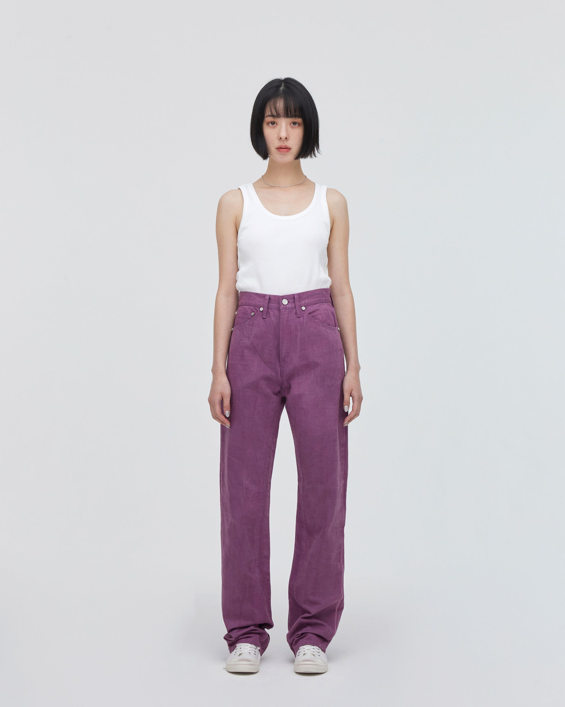 High-Waist Straight MODEL<br>フロントフィットスタイル<br>股下にスッキリと美しい三角形が見えるようにマチを施し立体的に仕上げています。