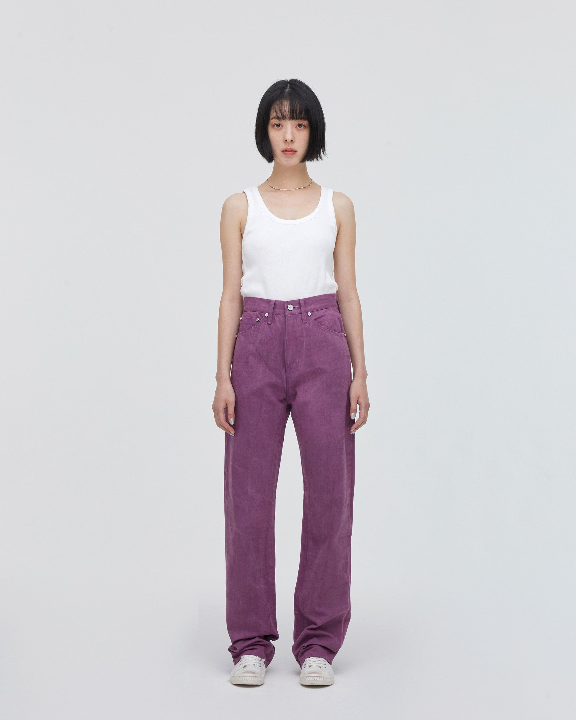 High-Waist Straight MODEL<br>フロントフィットスタイル<br>股下にスッキリと美しい三角形が見えるようにマチを施し立体的に仕上げています。
