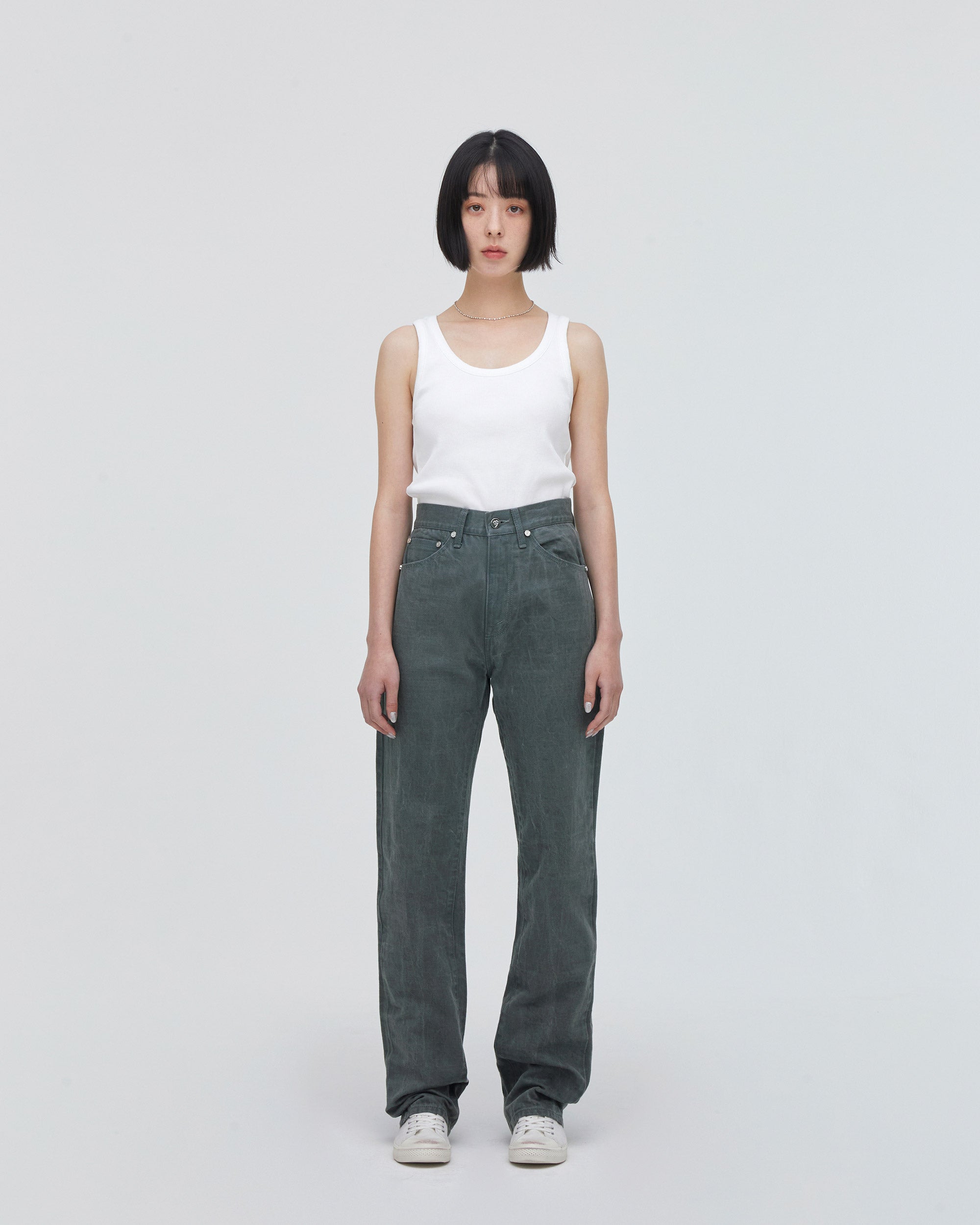 High-Waist Straight MODEL<br>フロントフィットスタイル<br>股下にスッキリと美しい三角形が見えるようにマチを施し立体的に仕上げています。
