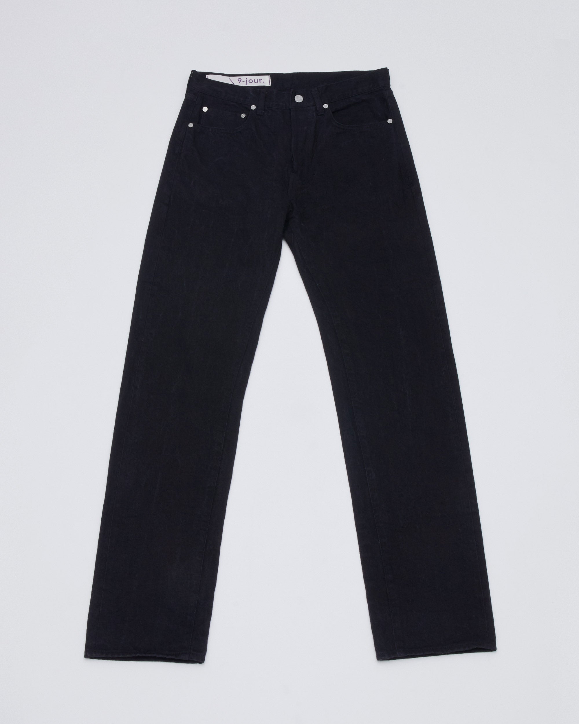 フロントプットスタイル<br>股上を立体的にすることで面積を小さく見せ、更に股下をスッキリと見せる事により脚が長く見えます。