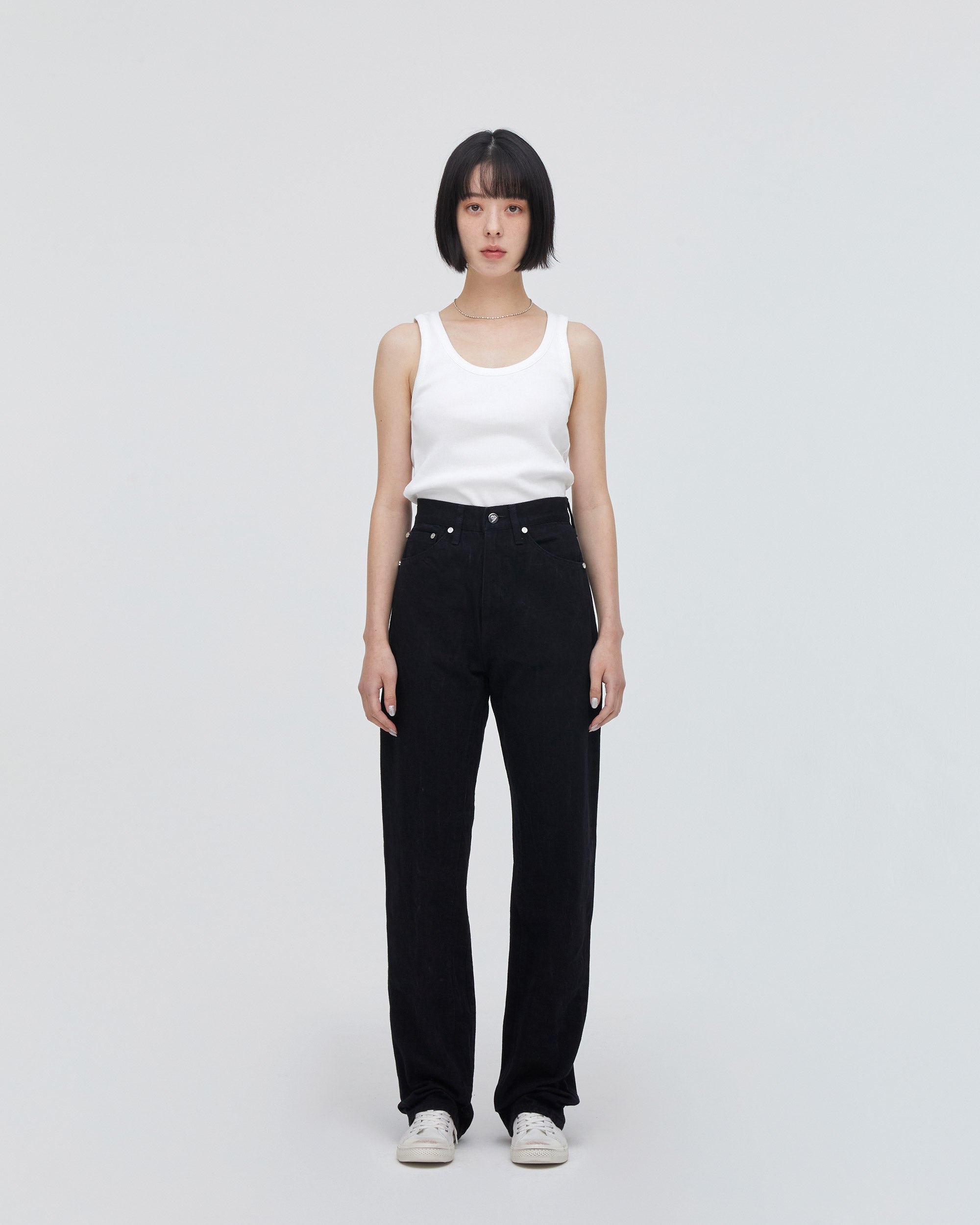 High-Waist Straight MODEL<br>フロントフィットスタイル<br>股下にスッキリと美しい三角形が見えるようにマチを施し立体的に仕上げています。