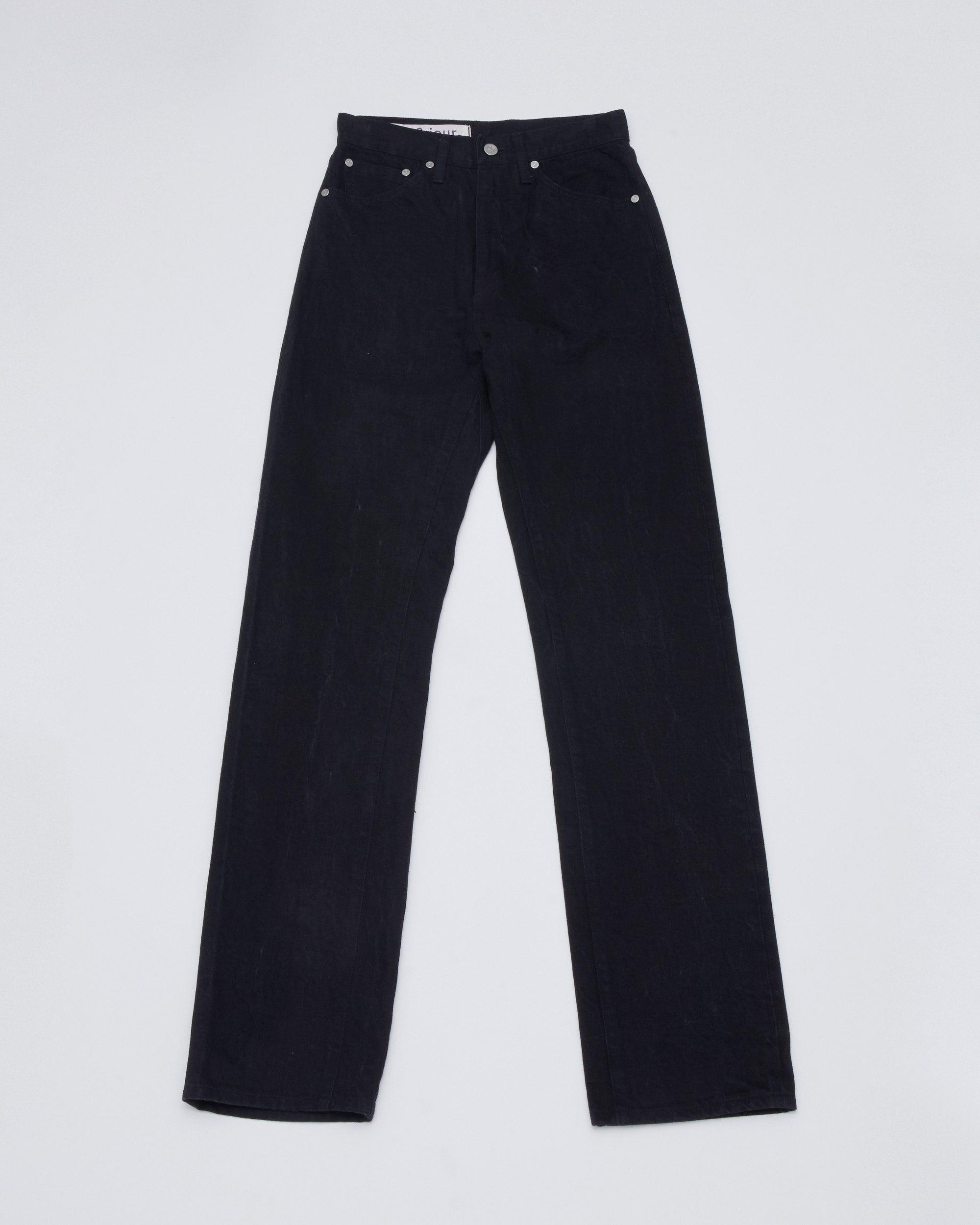 フロントプットスタイル<br>丸みのある立体的なフォルムに仕上げています。更に股下をスッキリと見せる事により脚が長く見えます。